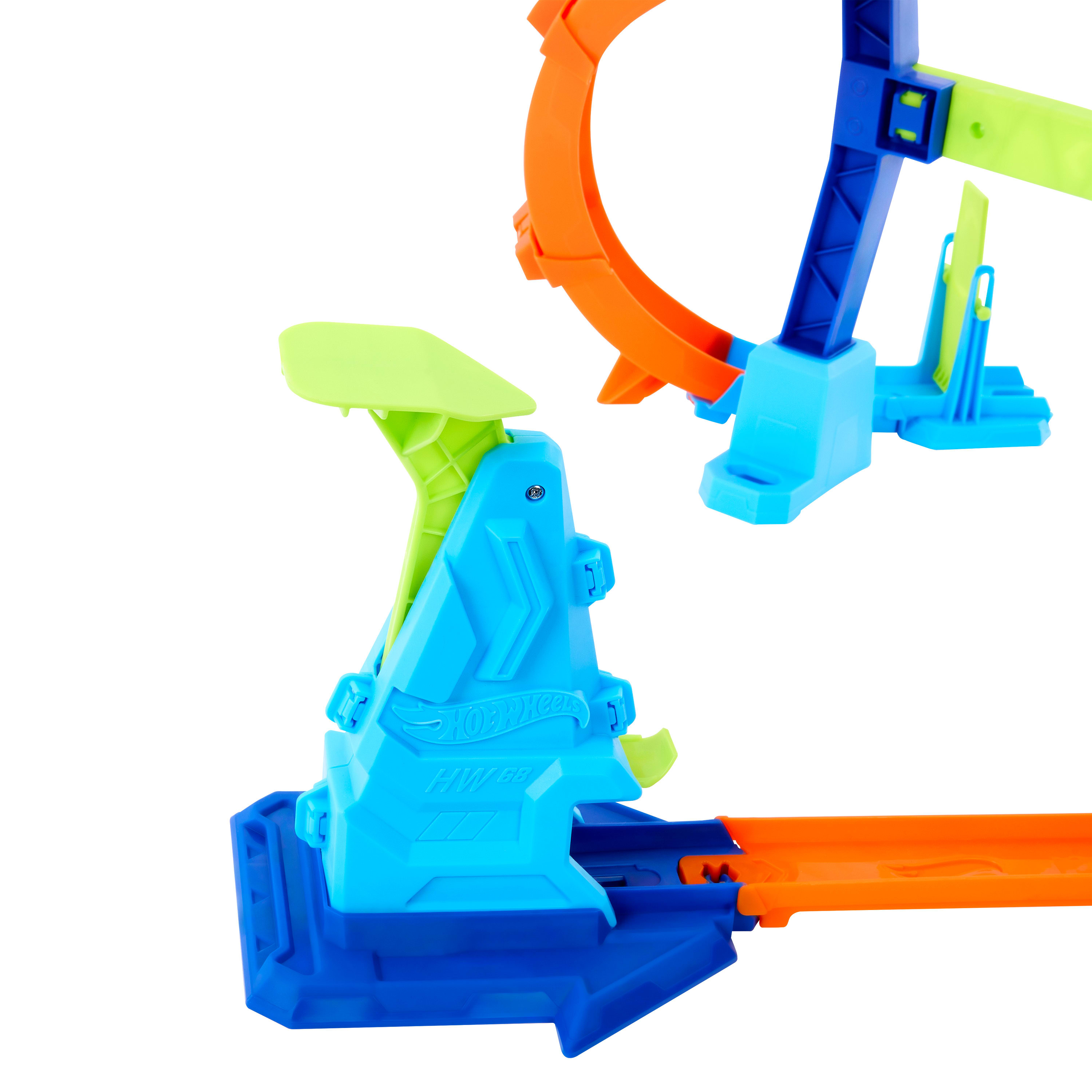 Zestaw torów Hot Wheels. Niebieskie, pomarańczowe i zielone plastikowe elementy tworzą rampę, pętlę i podpory.