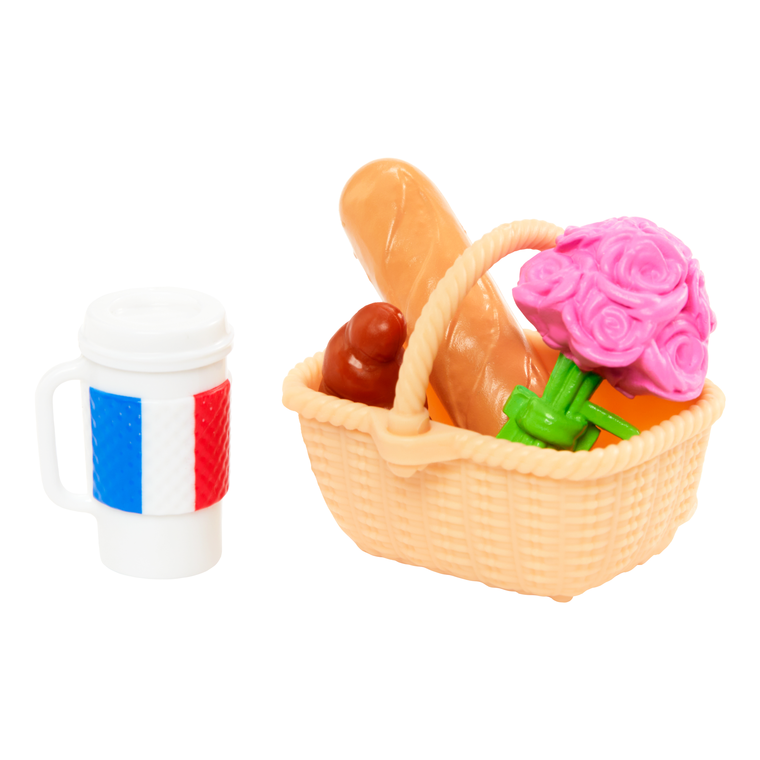 Kosz piknikowy z jedzeniem, kubek z flagą Francji i białe tło.