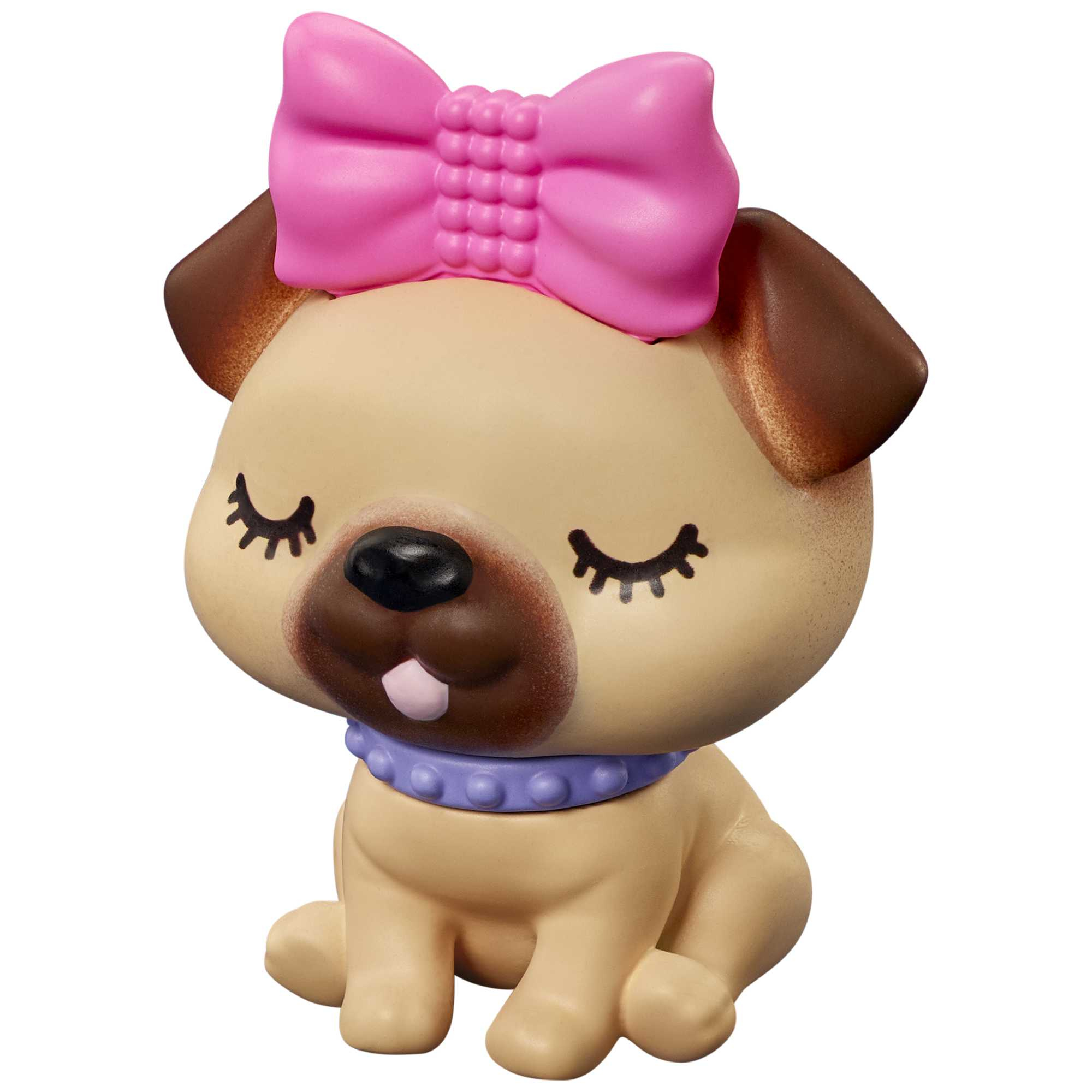 Zabawka mops z różową kokardą, zamkniętymi oczami i fioletową obrożą. Siedzi.