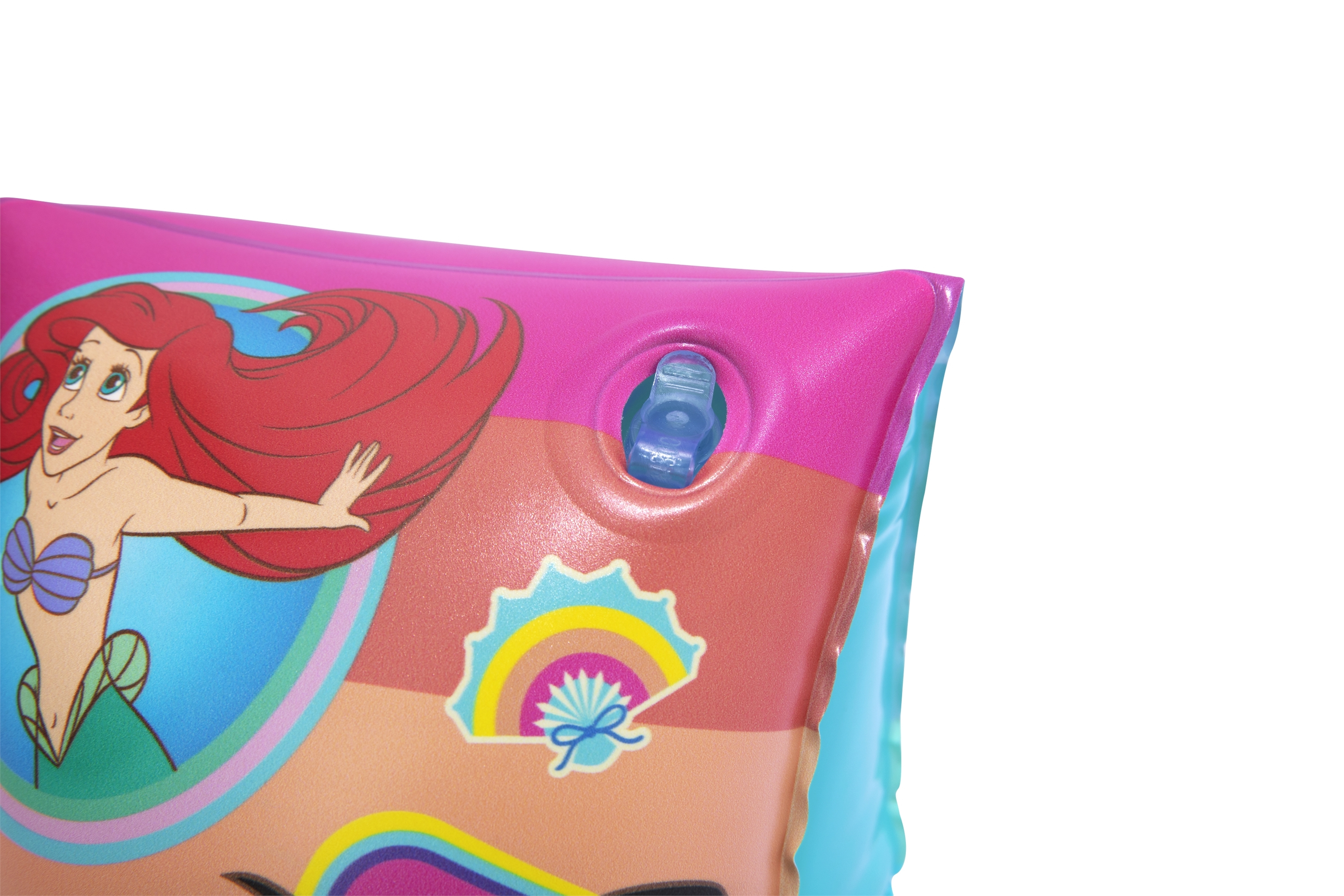 Flotador de brazo inflable rosa con Ariel. Tiene una válvula y gráficos coloridos de la Sirenita.