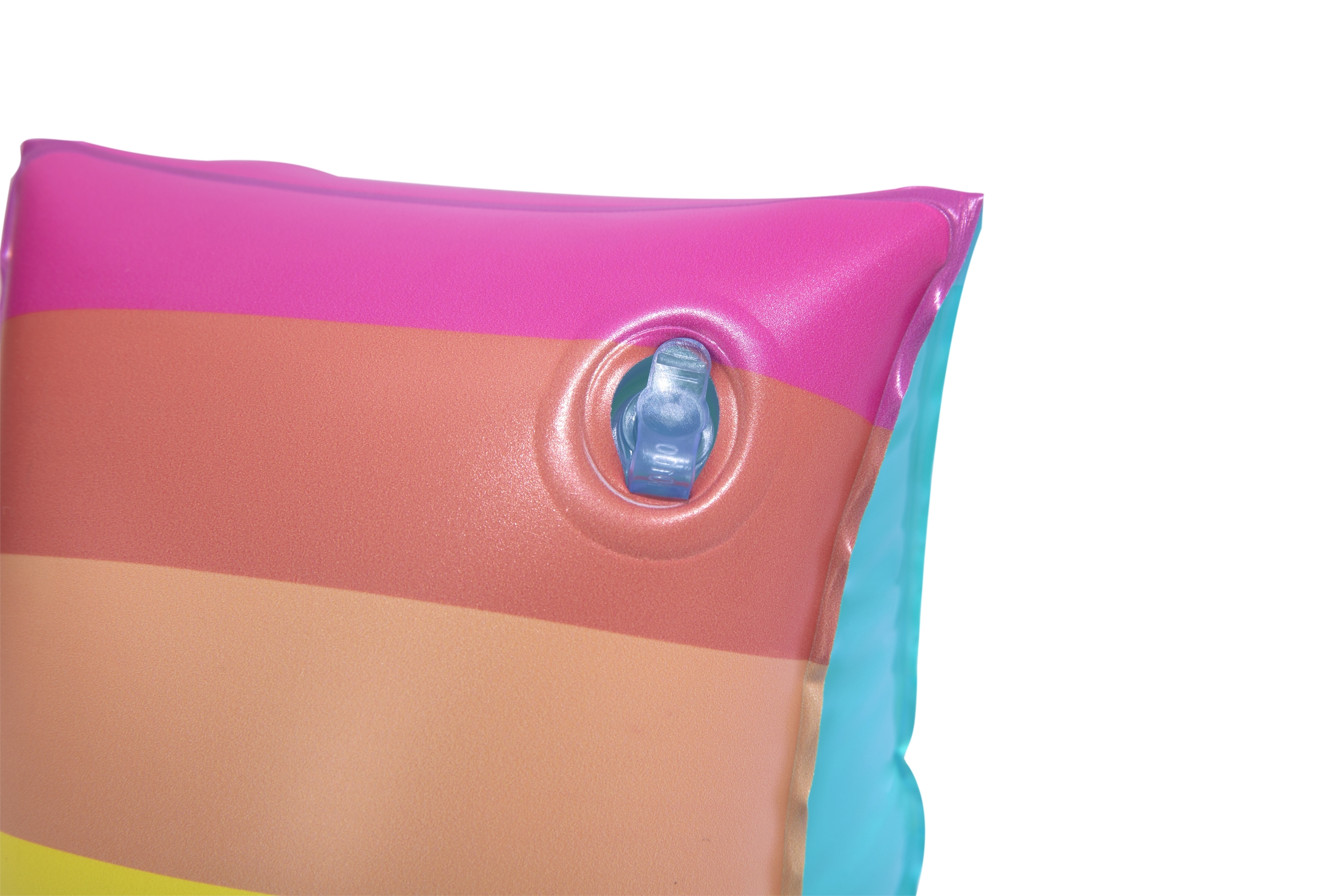 Primer plano de un flotador de brazo inflable. Tiene una válvula y un diseño a rayas en rosa, naranja y amarillo.