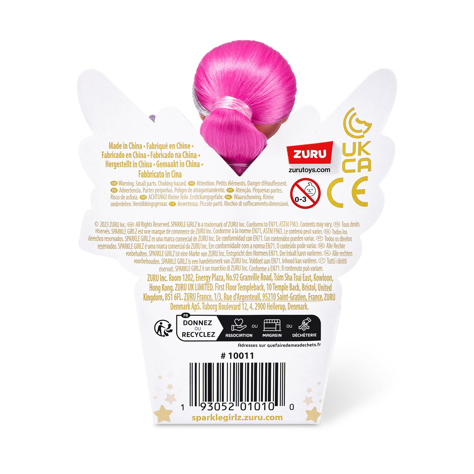 Spielzeugverpackung mit einer pinkhaarigen Puppe, Text und Logos auf weißem Hintergrund.