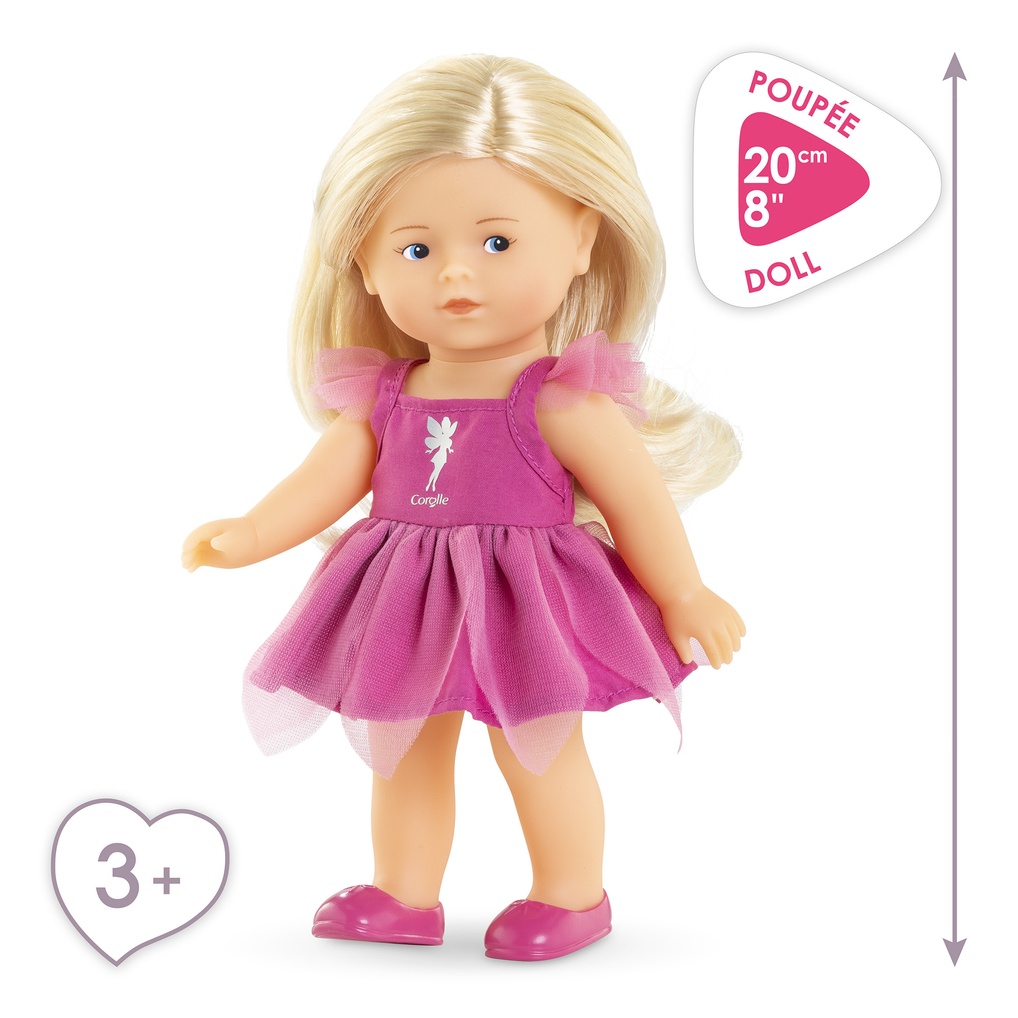 Eine Puppe mit blonden Haaren, blauen Augen und einem rosa Kleid steht vor weißem Hintergrund. Es hat ein "3+"-Zeichen.