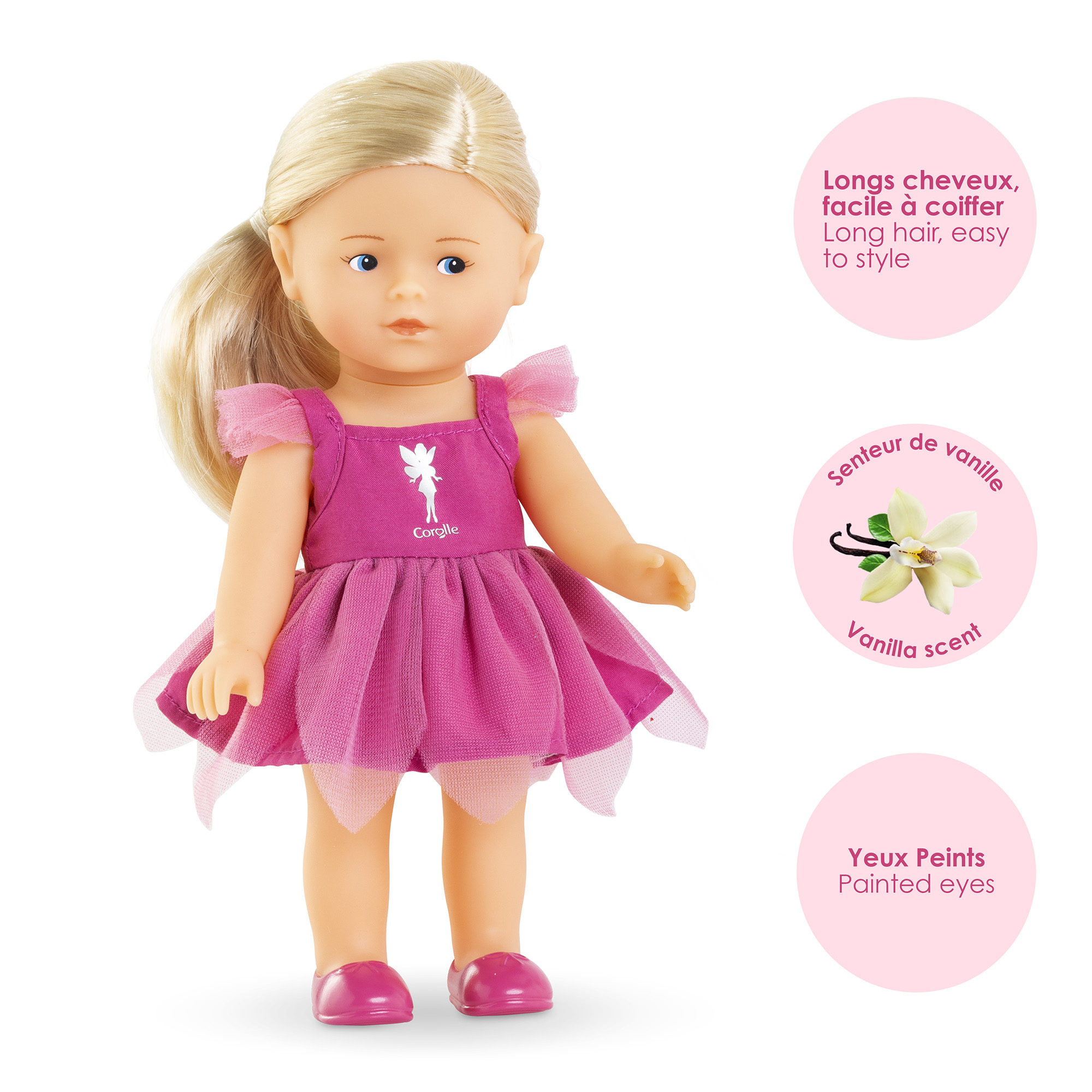 Eine Puppe mit blonden Haaren, blauen Augen und einem rosa Kleid steht vor weißem Hintergrund. Text beschreibt Merkmale.