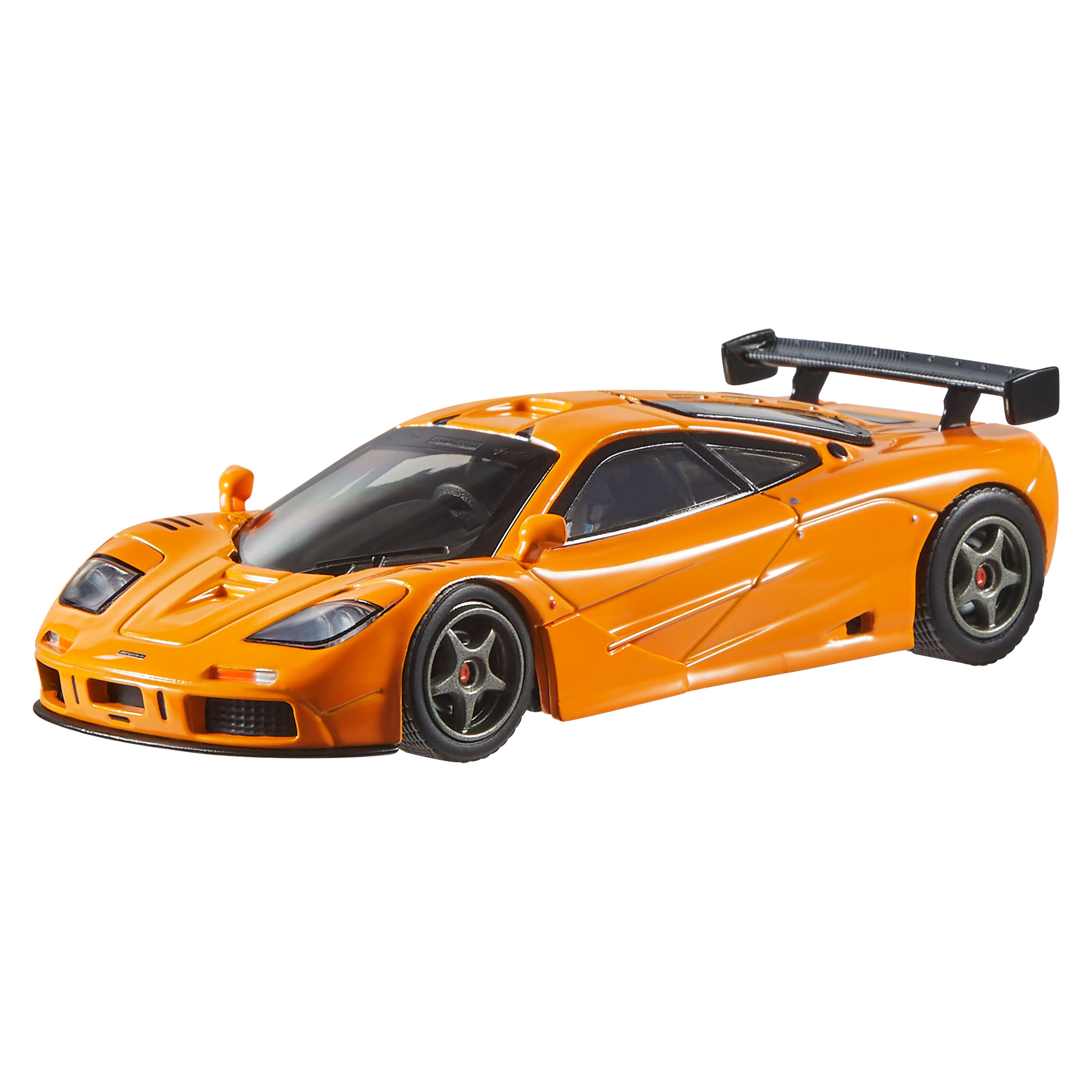 Ein orangefarbener Sportwagen mit schwarzem Heckspoiler. Er steht auf weißem Hintergrund. Das Auto hat schwarze Räder.