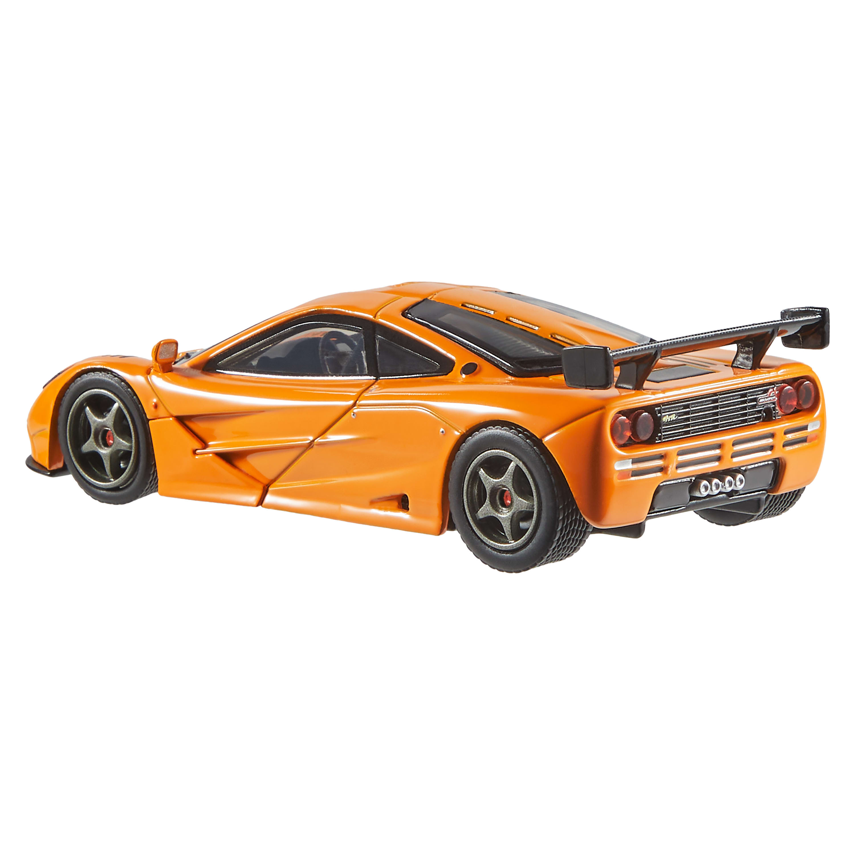 Ein orangefarbenes Spielzeugauto auf weißem Hintergrund. Es hat einen Spoiler und schwarze Räder. Das Auto ist abgewinkelt.