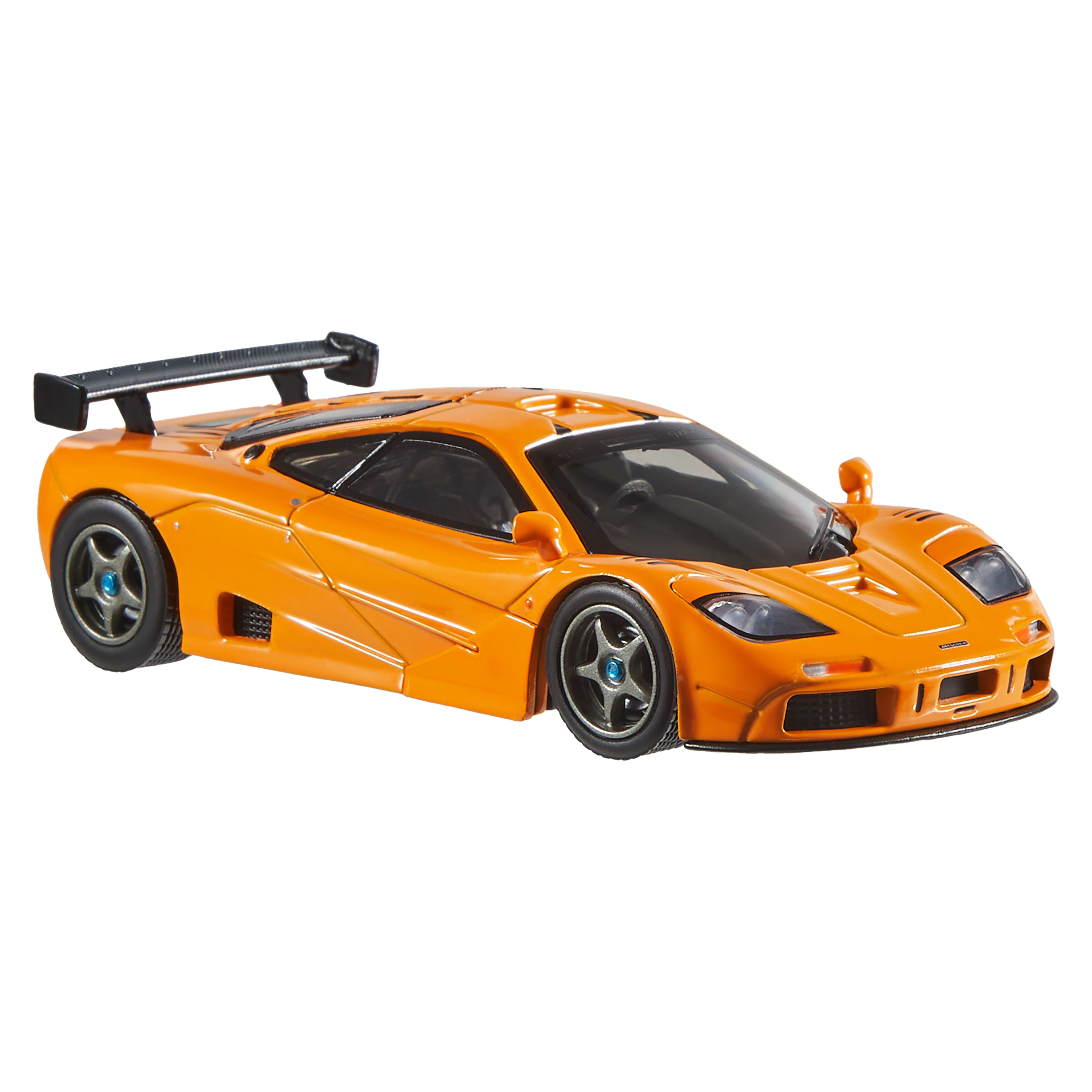 Ein orangefarbenes Spielzeugauto mit schwarzem Spoiler. Es hat schwarze Räder und Scheinwerfer. Das Auto steht auf weißem Grund.