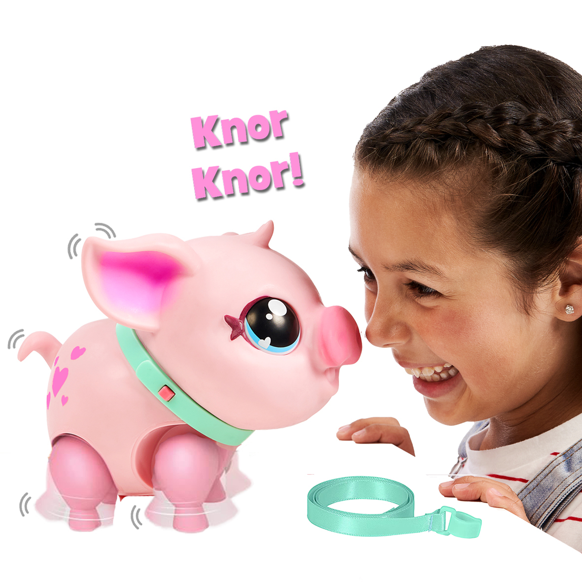 Ein Mädchen lächelt ein rosa Spielzeugschwein mit grünem Halsband an. Der Text lautet 'Knor Knor!'. Am Boden liegt eine grüne Leine.