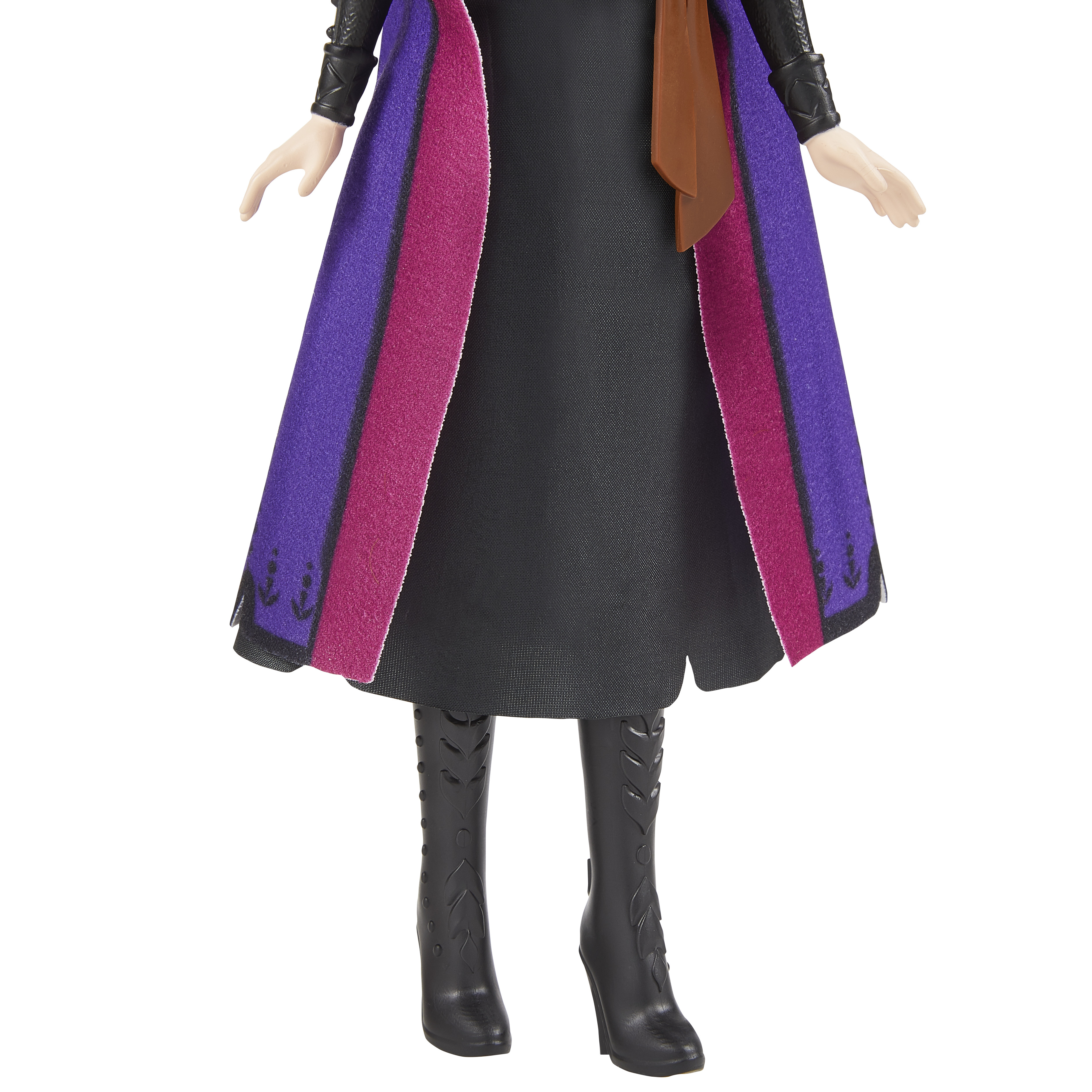 Una bambola con un vestito nero, un mantello viola e rosa e stivali neri. Sfondo bianco.