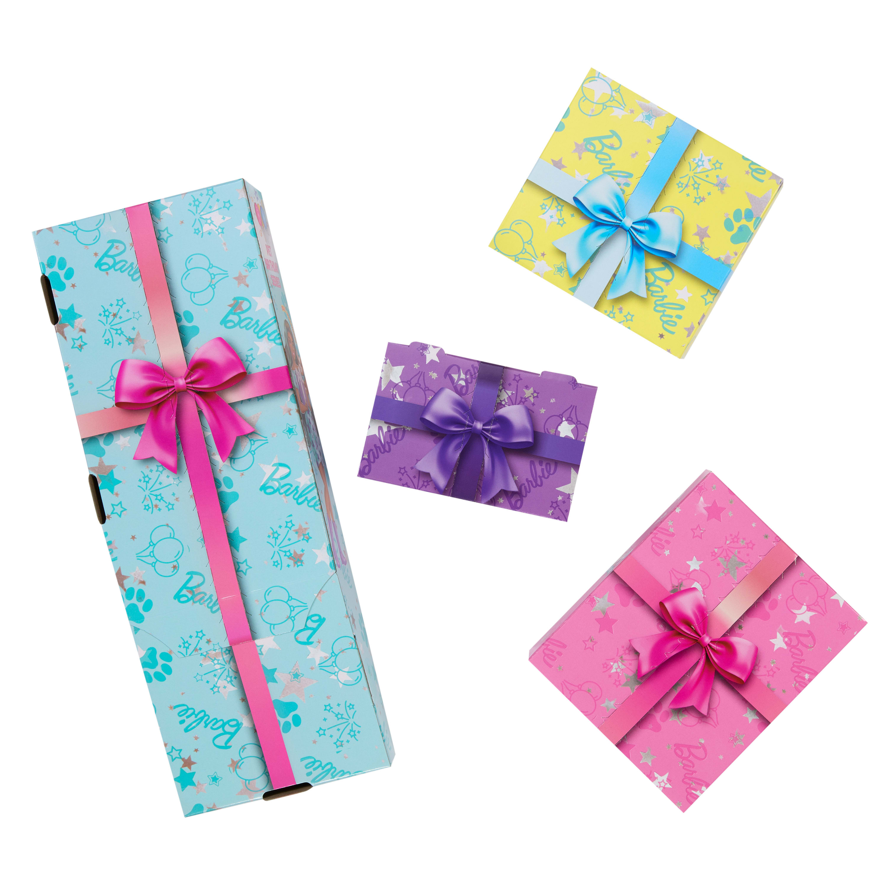 Cztery kolorowe pudełka prezentowe Barbie. Niebieskie, żółte, fioletowe i różowe pudełka z kokardkami. Białe tło.