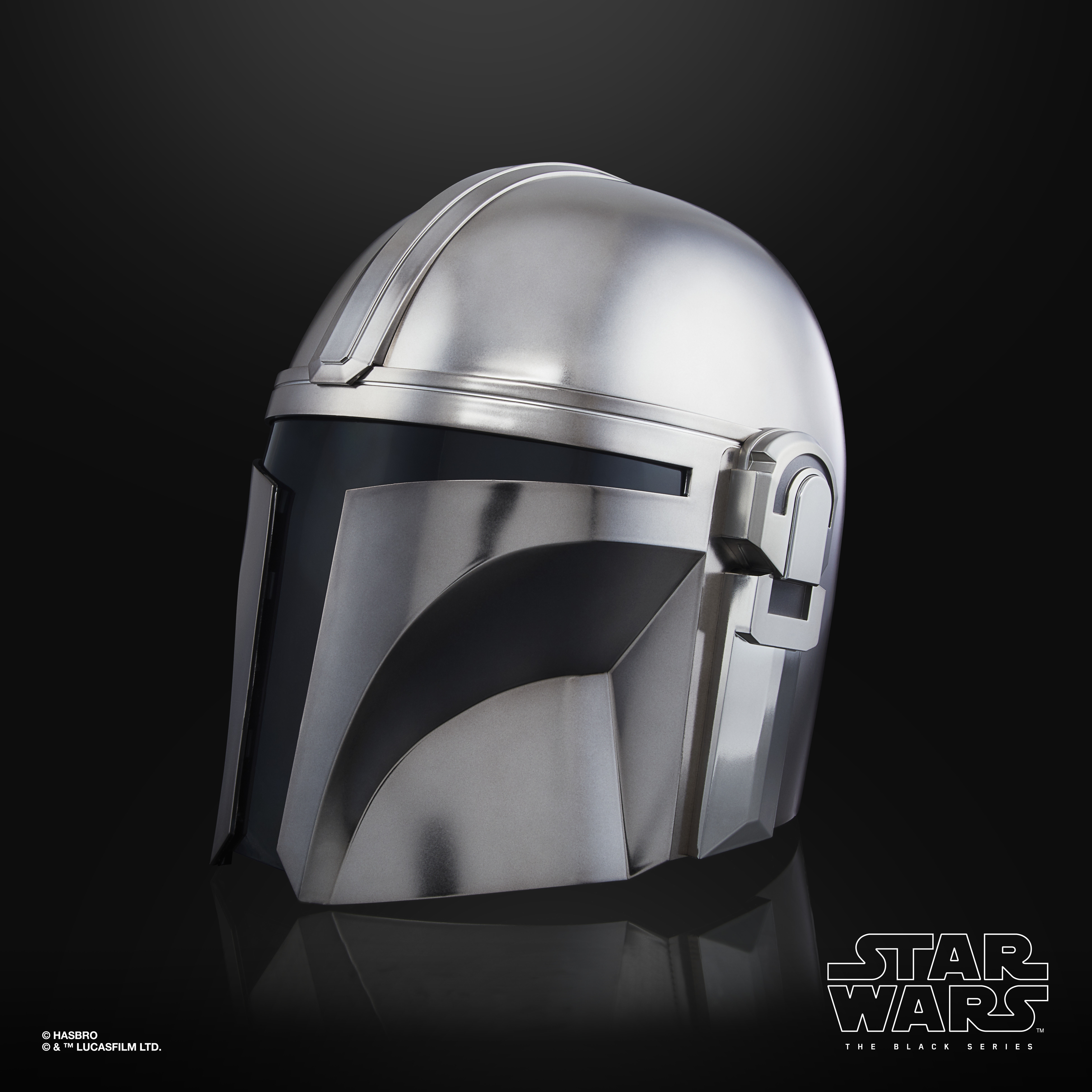 Metalowy hełm Mandaloriański, srebrny i czarny, na czarnym tle. Widoczne logo Star Wars: The Black Series.