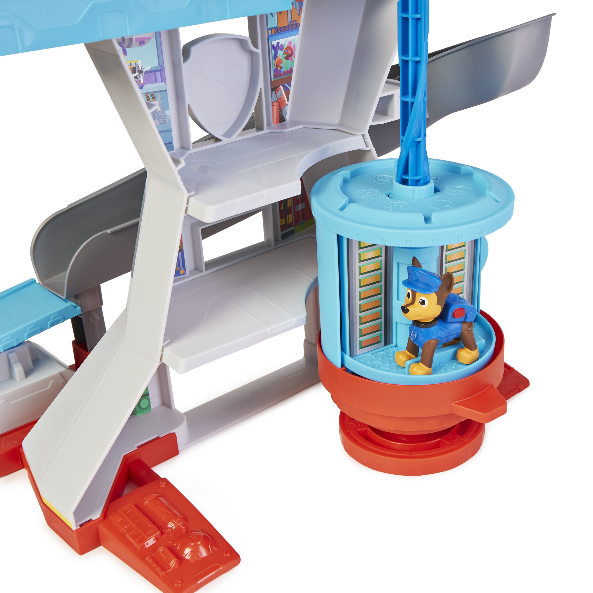 Un set di gioco di Paw Patrol. Chase il cane è all'interno di una torre blu e rossa. Il set ha scivoli e rampe.
