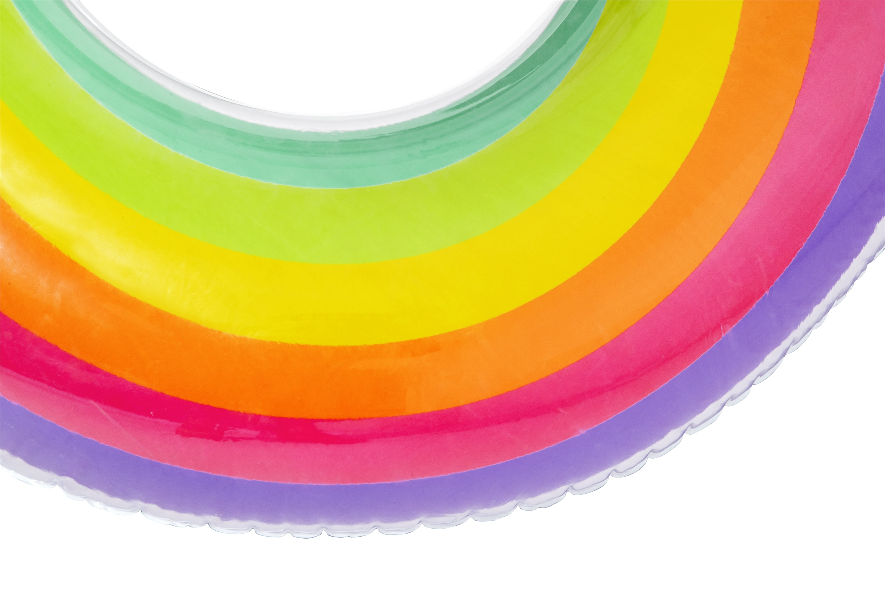 Primer plano de un anillo inflable con los colores del arcoíris, con fondo blanco. Los colores incluyen verde, amarillo, naranja, rosa y morado.