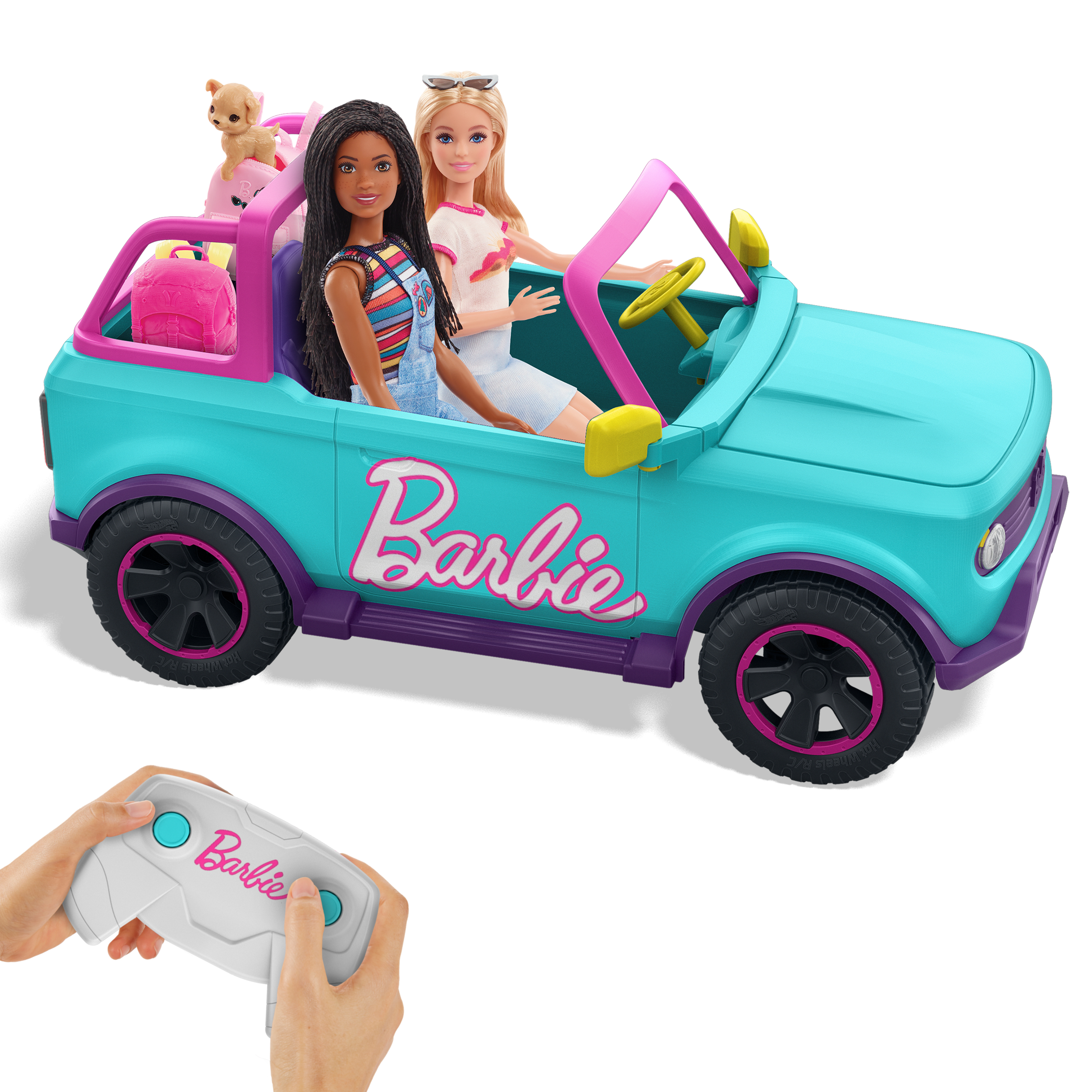 Dwie lalki Barbie w turkusowym samochodziku. Z przodu trzymany jest pilot. W samochodzie znajduje się zabawkowy pies i plecak.