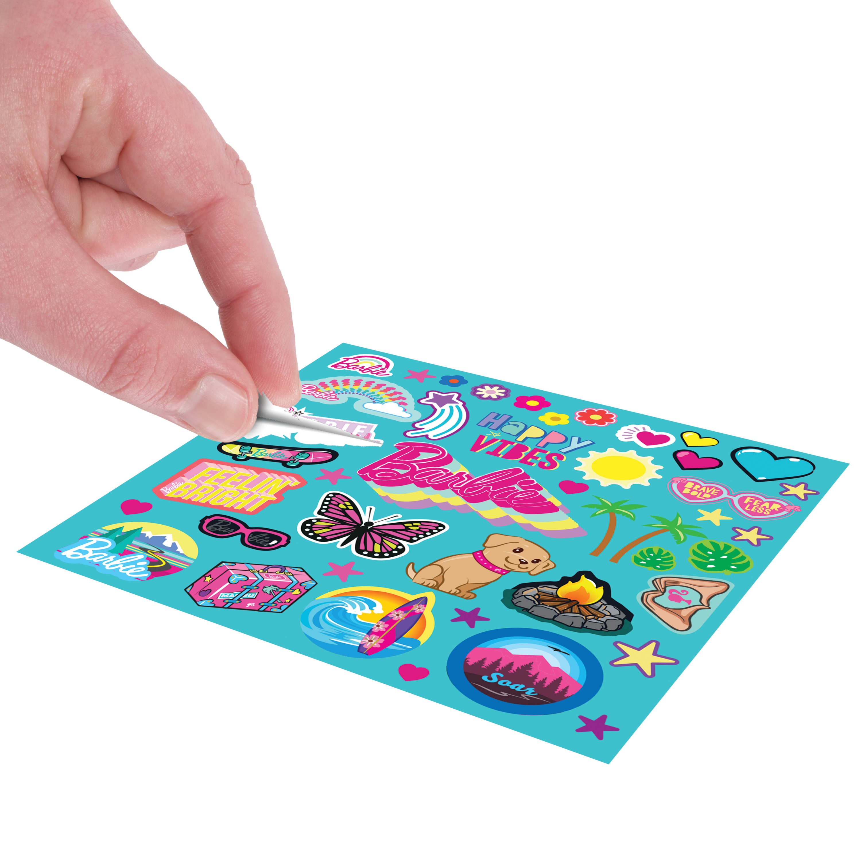 Ręka odkleja arkusz naklejek. Arkusz jest turkusowy i pokryty naklejkami z motywem Barbie.