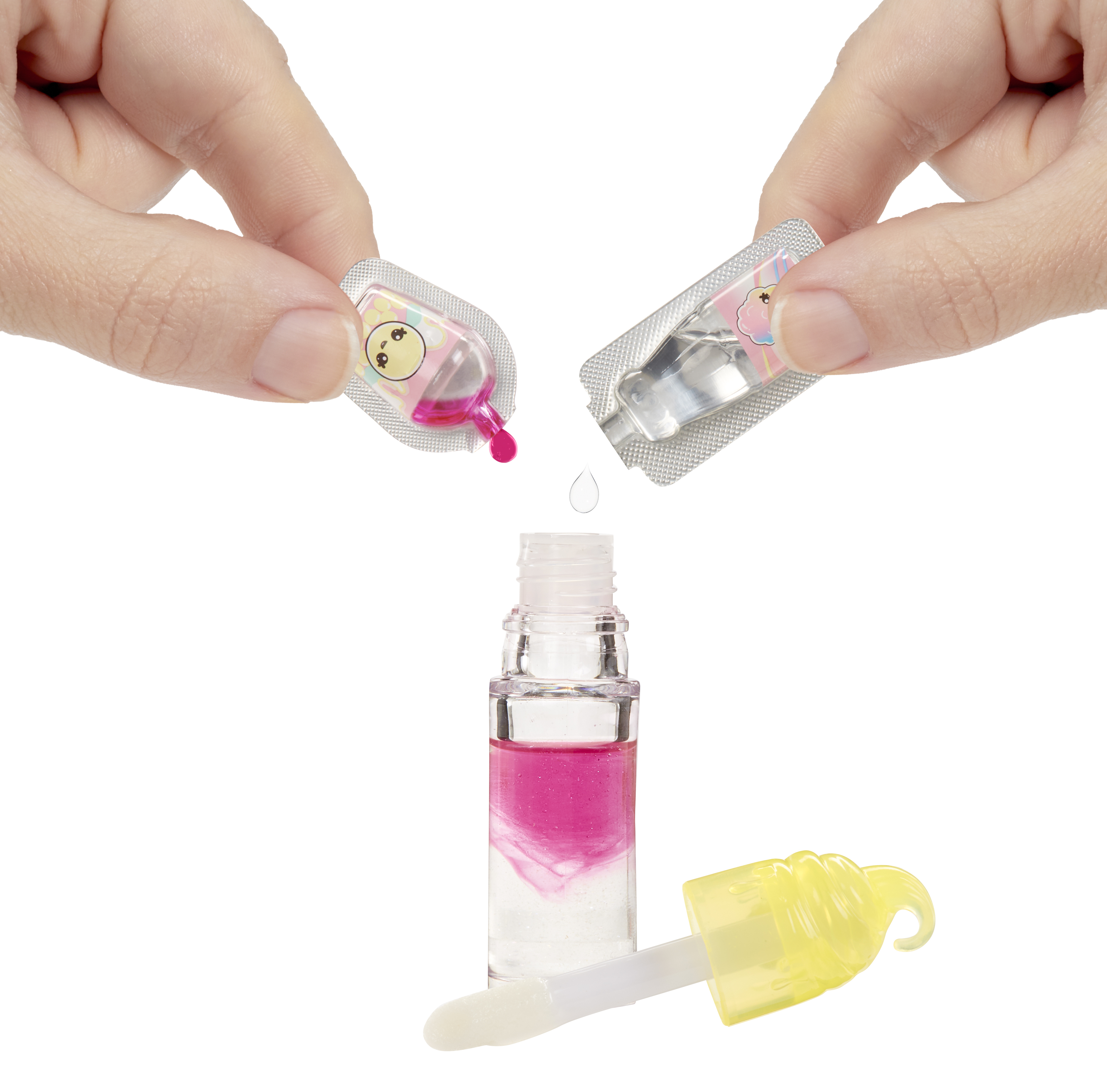 Ręce trzymają dwa opakowania, z jednego kapie różowy płyn do butelki. Obok znajduje się aplikator do błyszczyka. Białe tło.