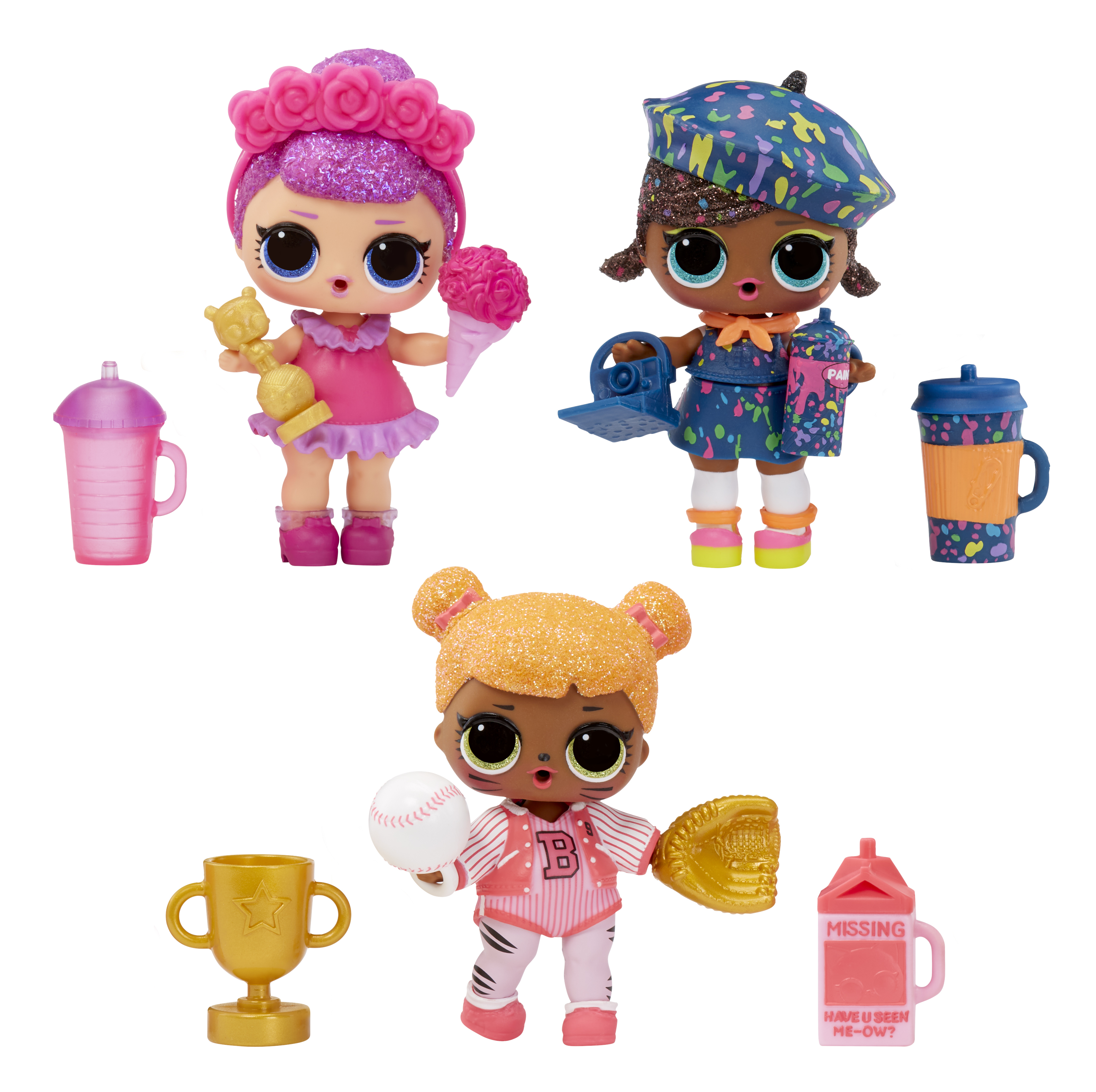 Drei LOL Surprise-Puppen mit Zubehör. Eine Puppe trägt Rosa, eine blaue und eine Baseball-Uniform. Becher und eine Trophäe sind vorhanden.