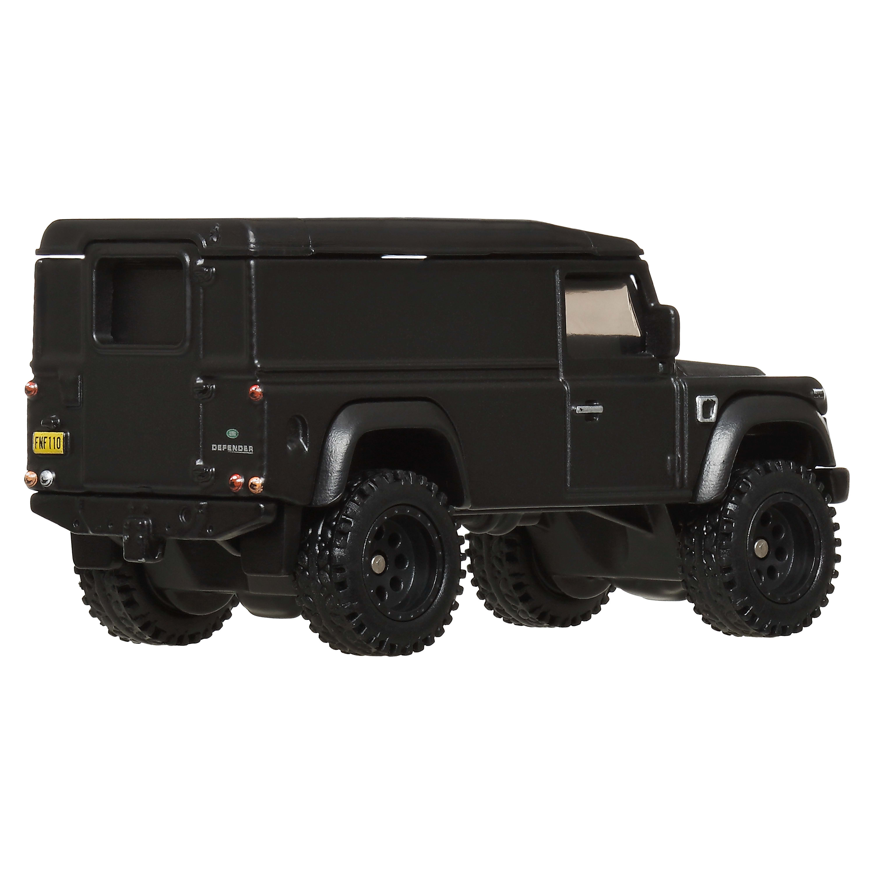 Czarny samochód zabawkowy Land Rover Defender. Ma duże opony i żółtą tablicę rejestracyjną. Tło jest białe.