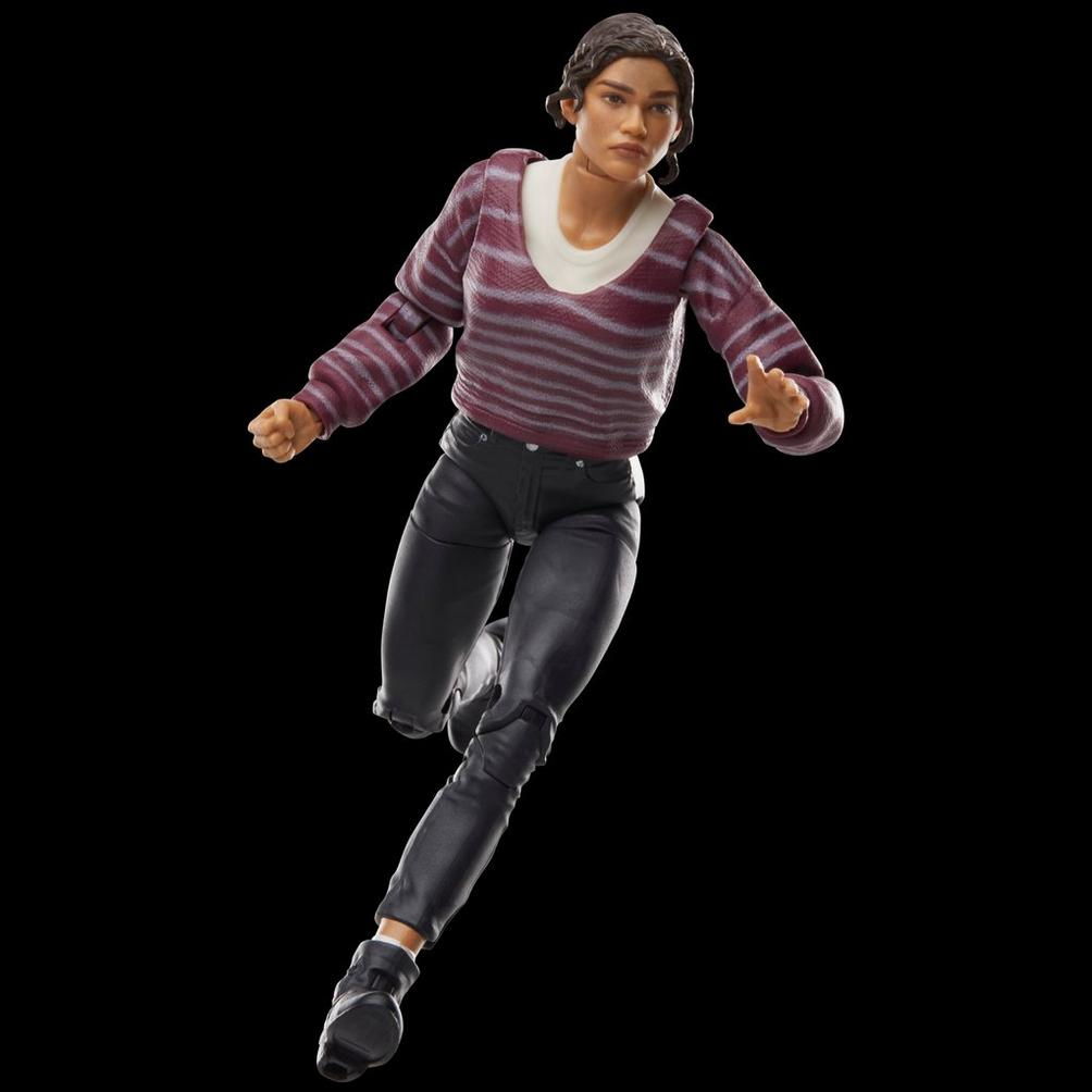 Figura kobiety w ruchu. Ma na sobie pasiasty sweter, czarne spodnie i buty na czarnym tle. Jej ramię jest wyciągnięte.