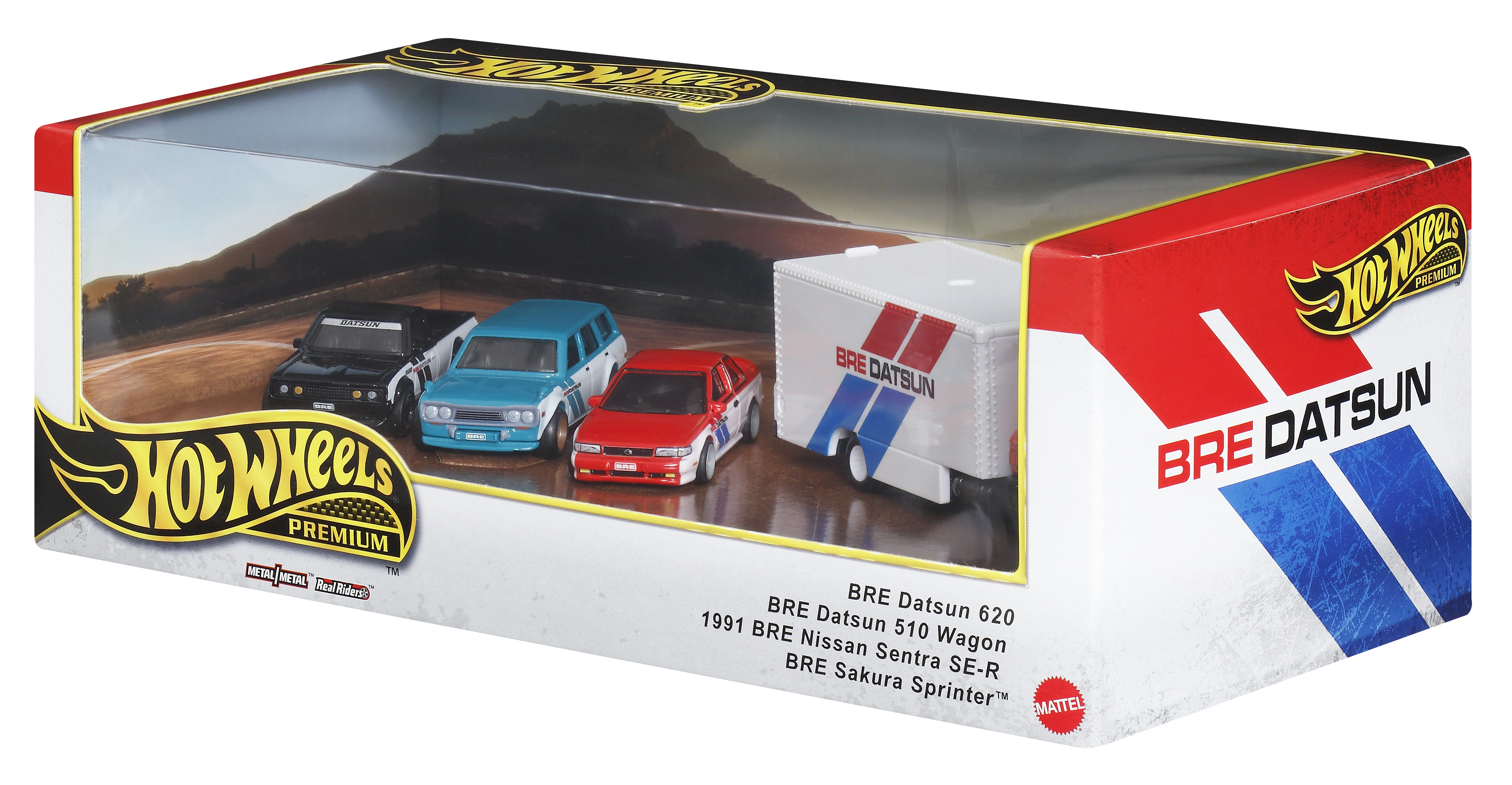 Un juego Hot Wheels BRE Datsun. Incluye coches negros, azules y rojos, y un remolque blanco. La caja tiene rayas rojas y blancas.