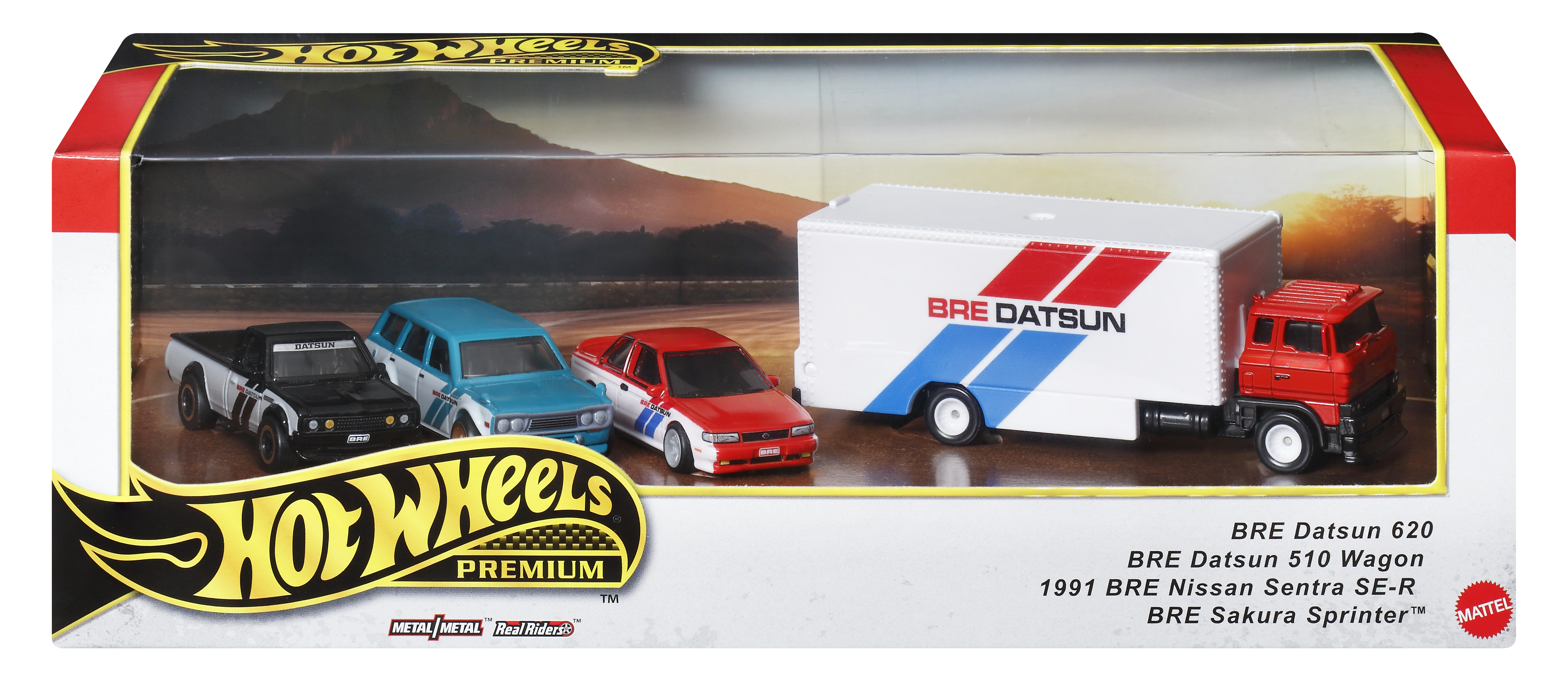 Un set Hot Wheels Premium. Presenta cuatro modelos de coches Datsun y un camión BRE Datsun. La caja tiene un fondo de paisaje.