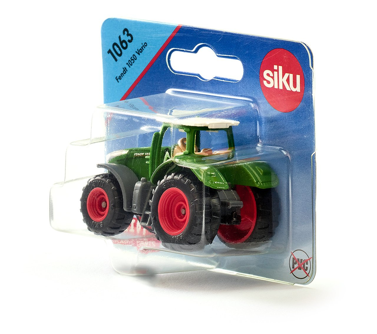 Zielona zabawka traktora Fendt 1050 Vario w plastikowym opakowaniu. Traktor ma czerwone koła, a opakowanie mówi 'siku'.