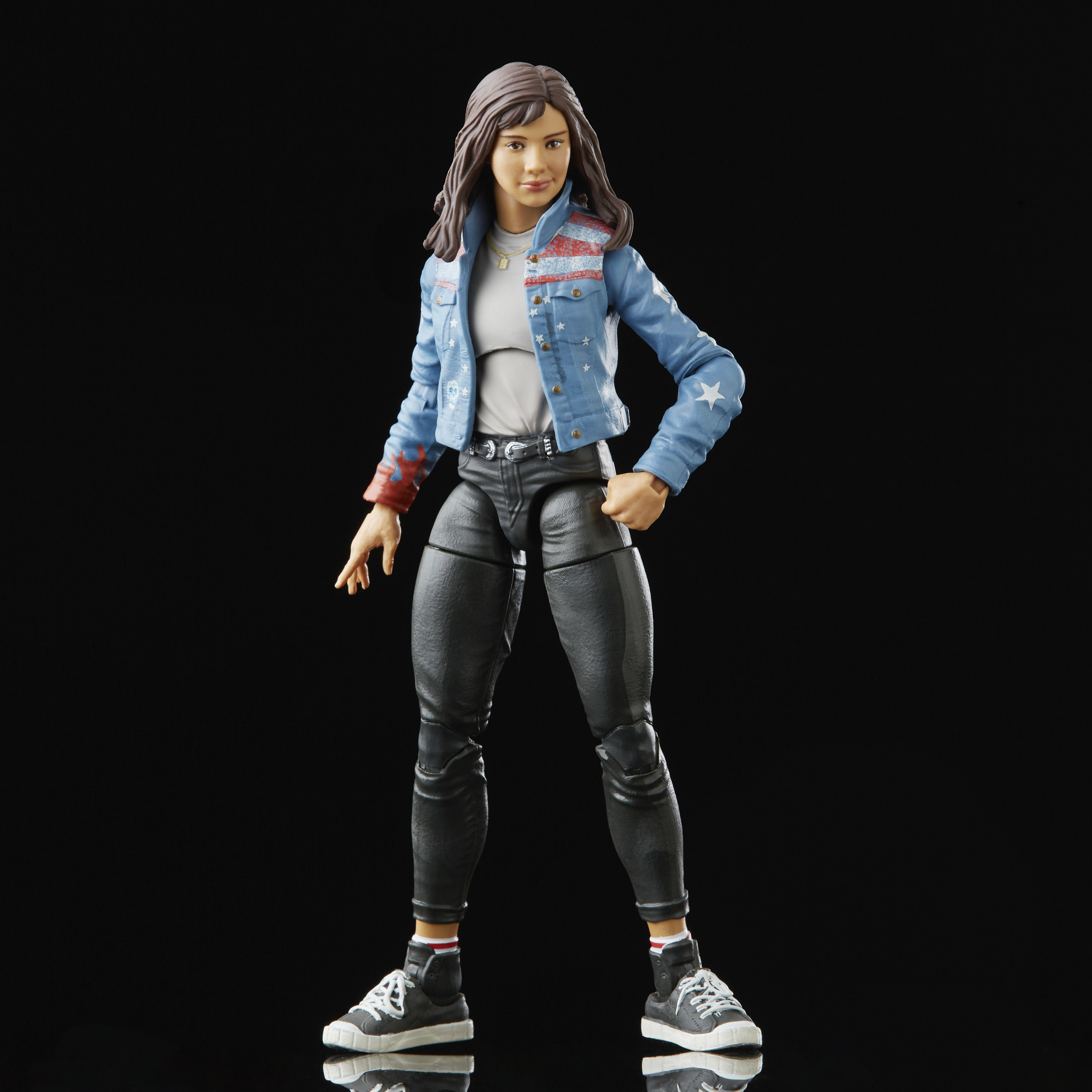 Una figura de mujer con chaqueta azul, pantalón negro y zapatillas, sobre fondo negro.
