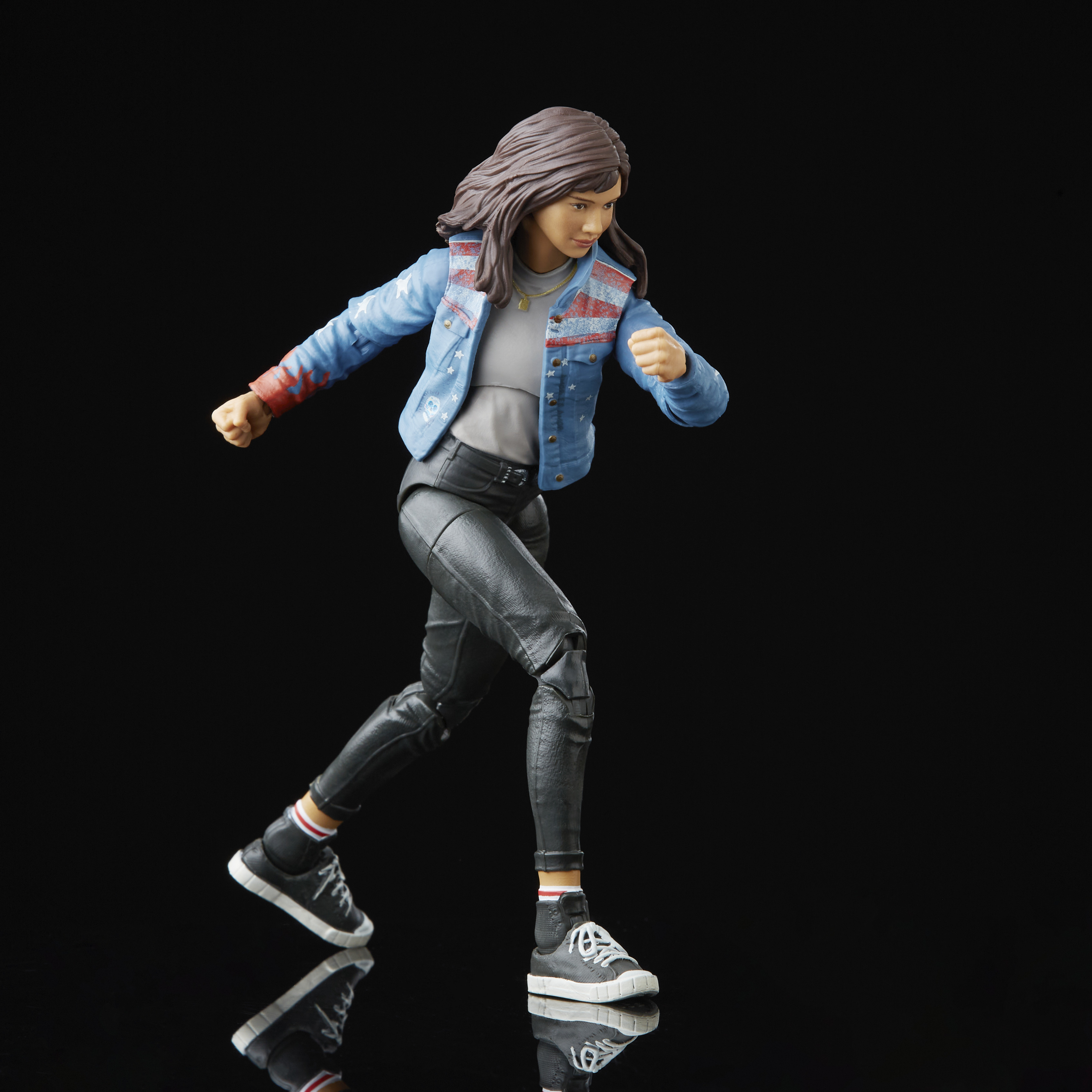 Una figura de una mujer con chaqueta azul, pantalones negros y zapatillas, corriendo sobre una superficie negra reflectante.