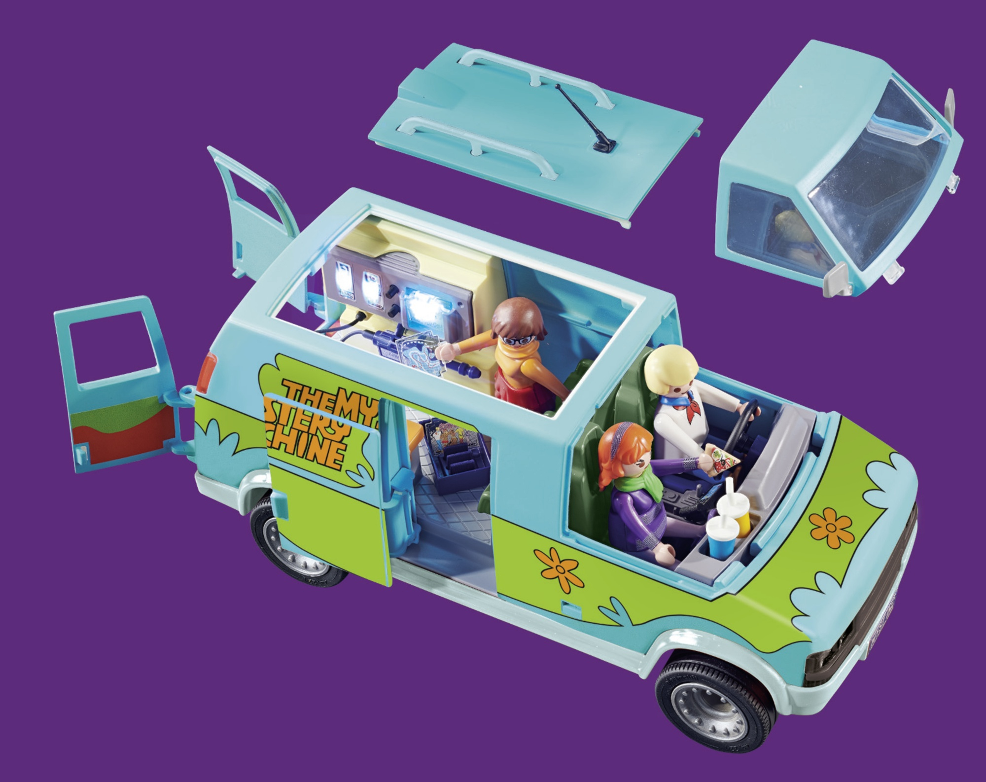Il furgone giocattolo Mystery Machine con personaggi all'interno. Porte e tetto aperti. Sfondo viola.