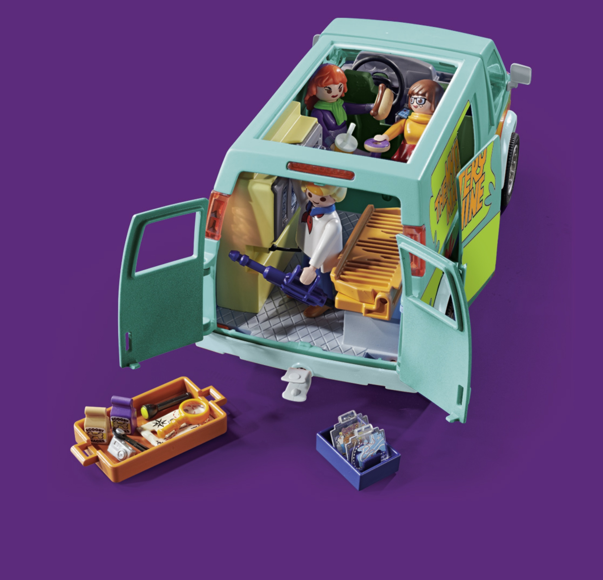 Giocattolo Mystery Machine di Scooby-Doo. Personaggi dentro e intorno al furgone. Attrezzi e snack. Porte aperte.