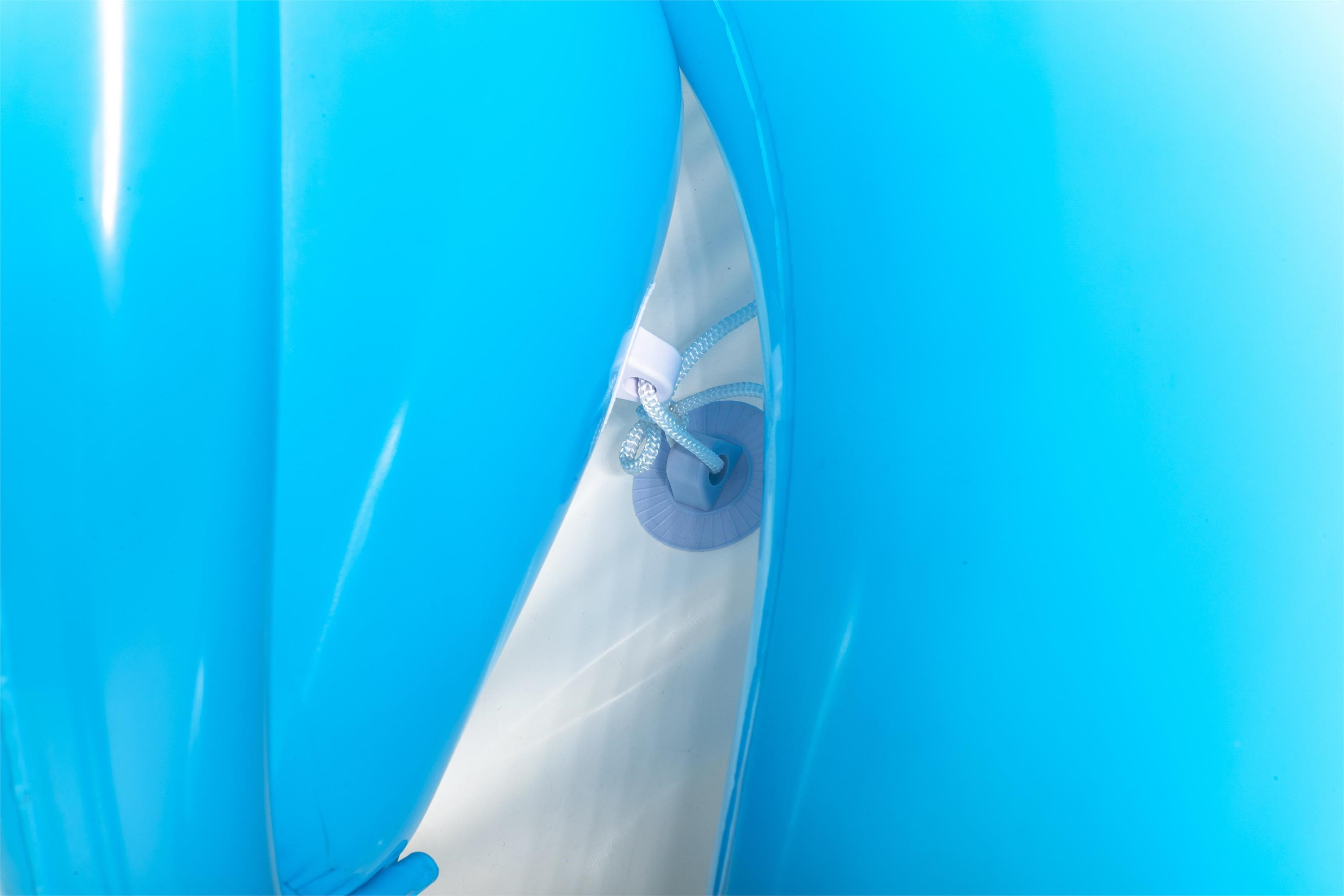 Primer plano de un objeto inflable azul. Un cordón y enchufe blancos son visibles en el centro, sobre una superficie blanca.