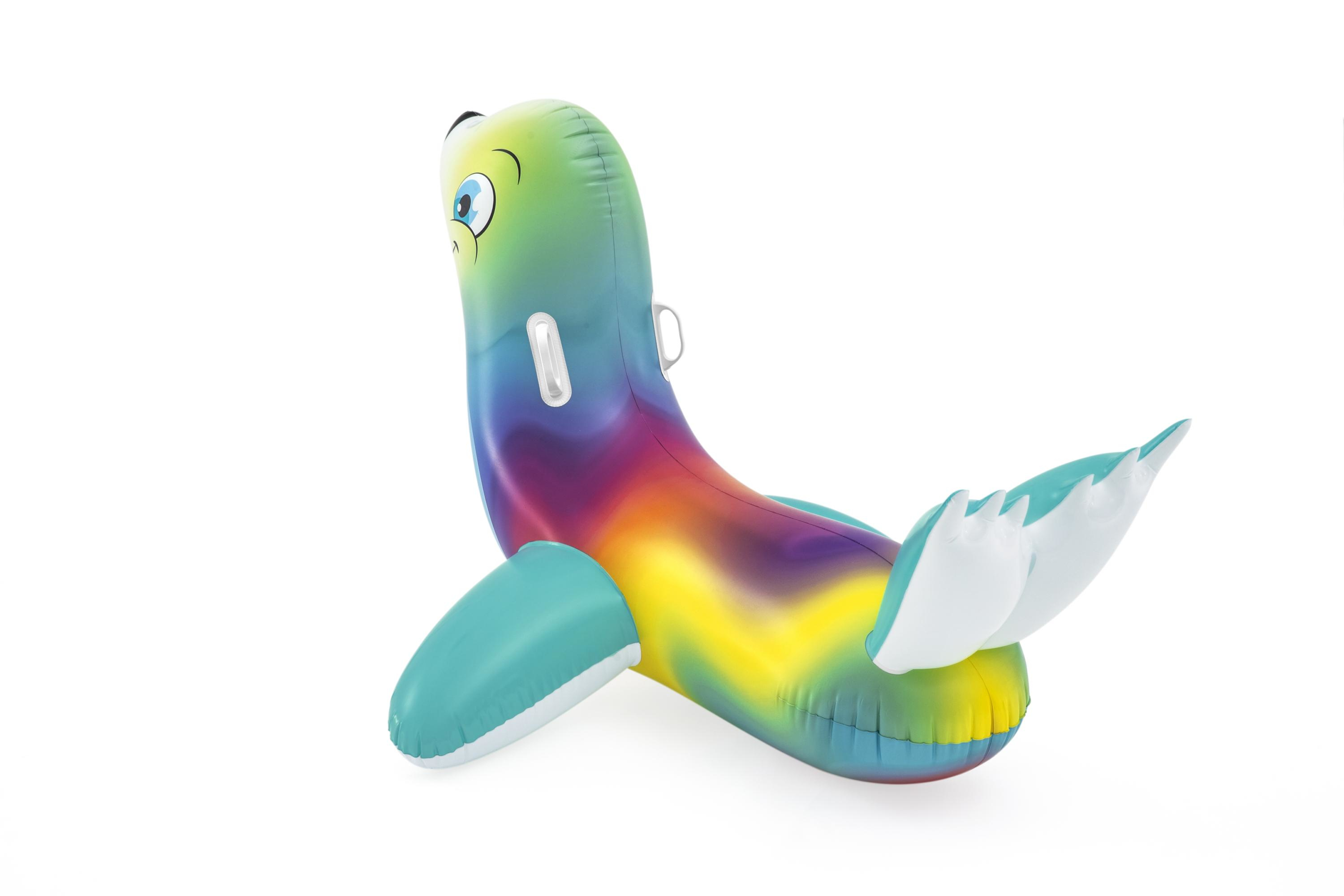 Giocattolo gonfiabile a forma di foca arcobaleno. Ha un volto sorridente, due maniglie e pinne su sfondo bianco.