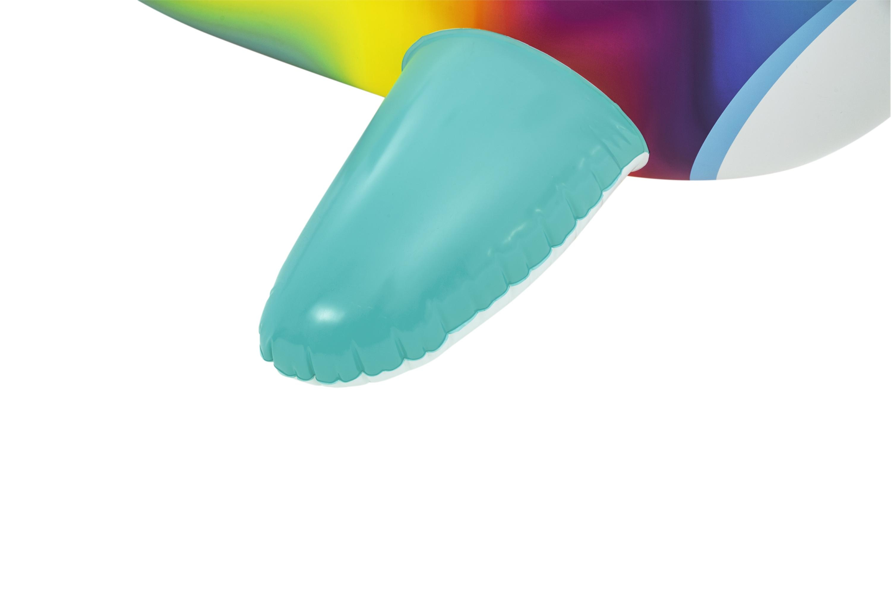 Primo piano di una pinna di balena gonfiabile, turchese con bordi bianchi, su sfondo arcobaleno, spazio bianco.