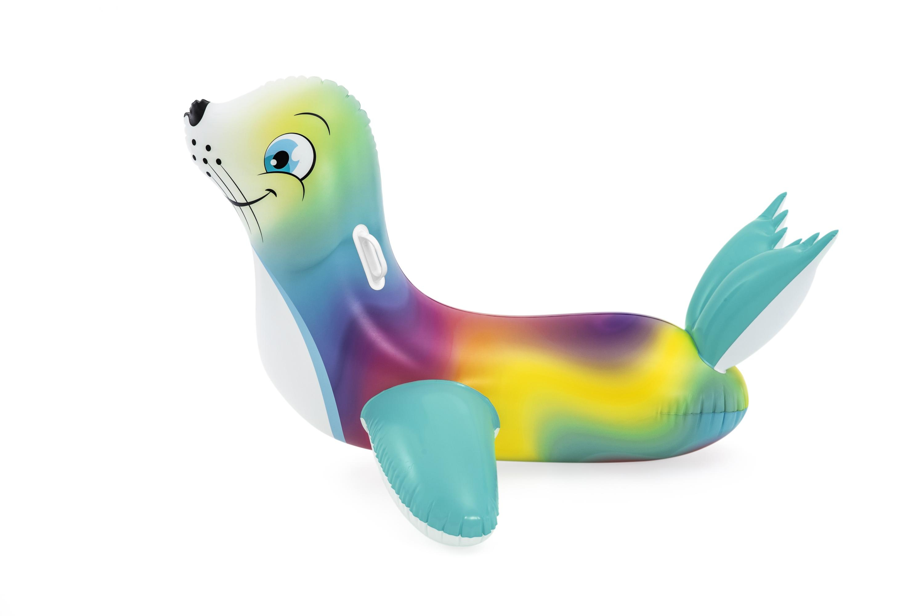Un giocattolo gonfiabile a forma di foca colorata. Ha un viso sorridente, occhi blu e pinne turchesi. Sfondo bianco.