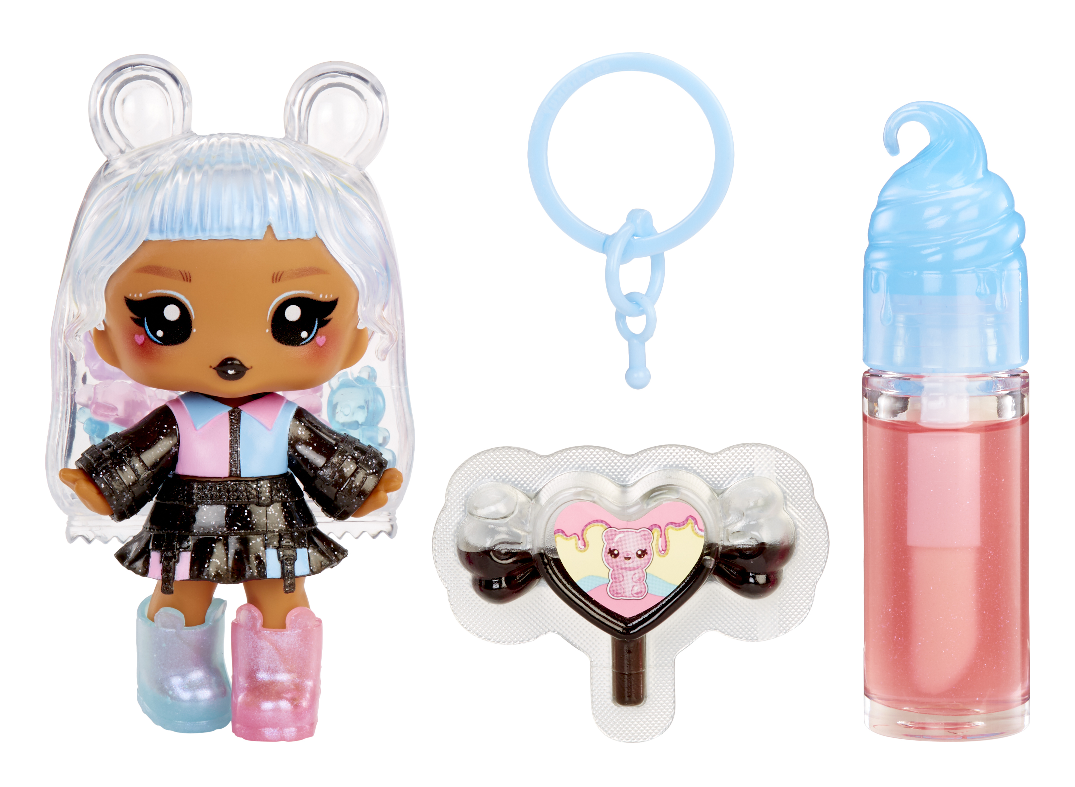Eine Puppe mit Bärenohren, Lipgloss, einem Schlüsselanhänger und einem herzförmigen Bonbon mit einem Bären darin, alles auf weißem Grund.