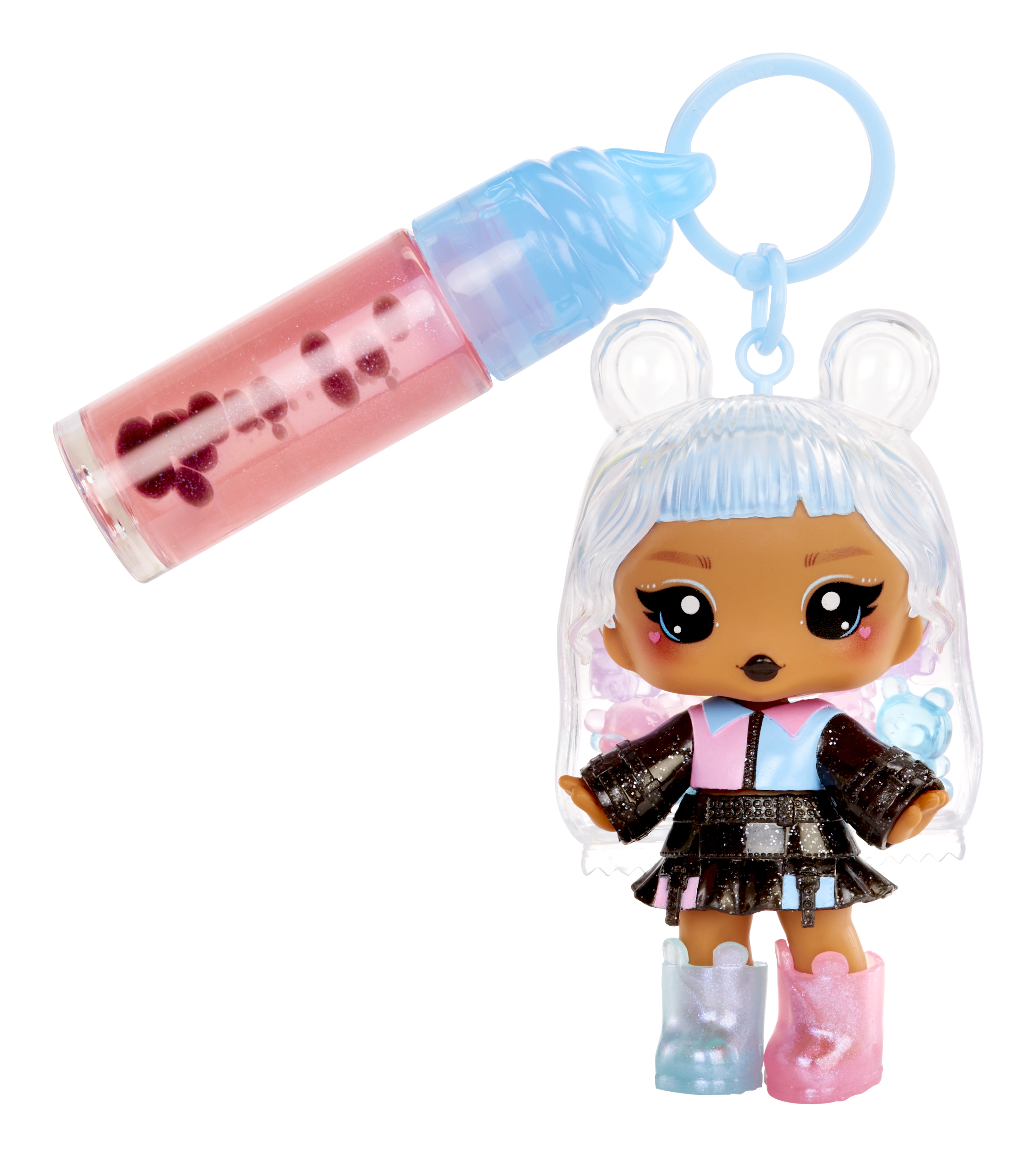 Eine Puppe mit blauen Haaren und einem pink-schwarzen Outfit ist an einem Lipgloss befestigt. Der Lipgloss ist rosa mit Herzen.