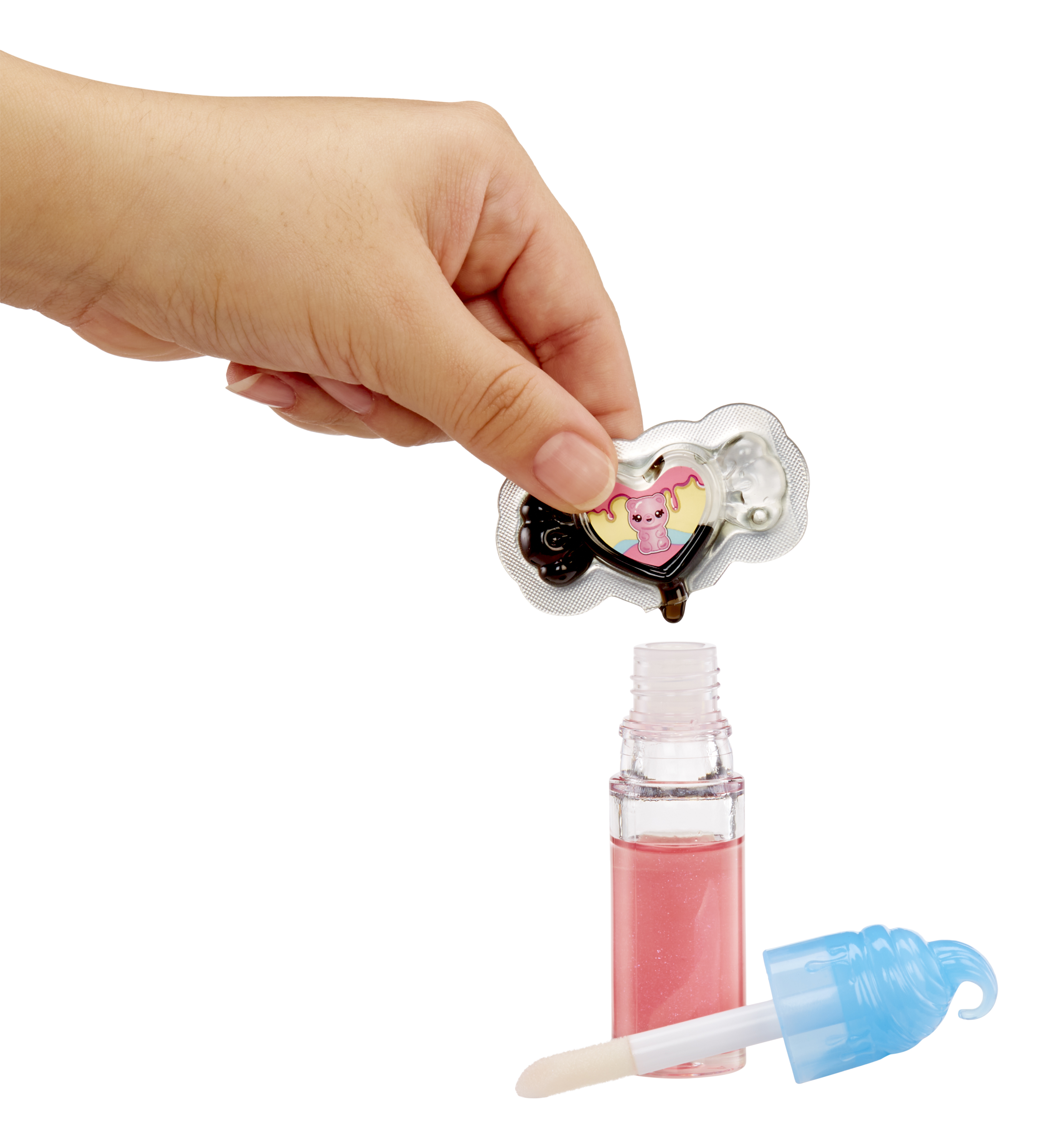 Eine Hand hält einen Kosmetikartikel über einer Lipgloss-Tube. Der Artikel tropft. Ein Lipgloss-Applikator liegt neben der Tube.