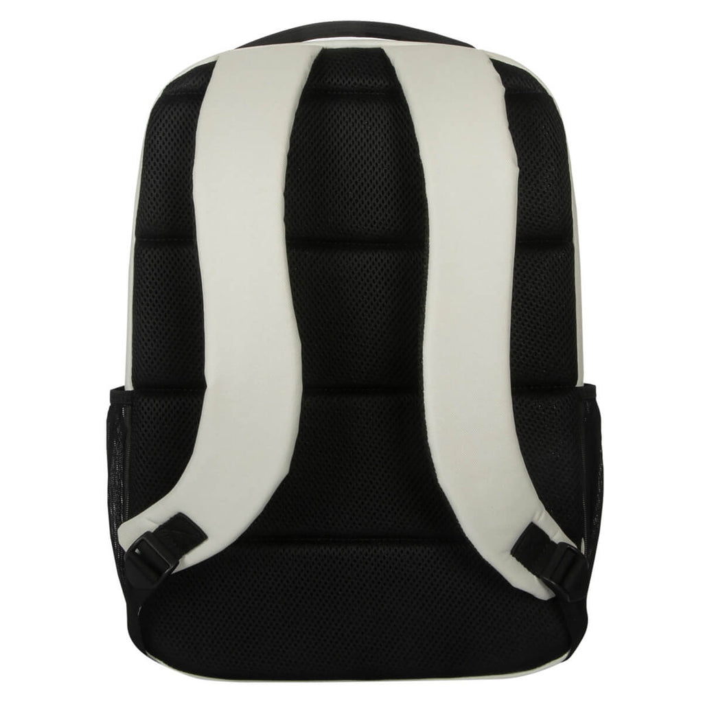 Rucksack, schwarze Netzrückseite, weiße gepolsterte Träger, schwarze Basis, oberer Griff und Schnallen. Das Design ist einfach und funktionell.