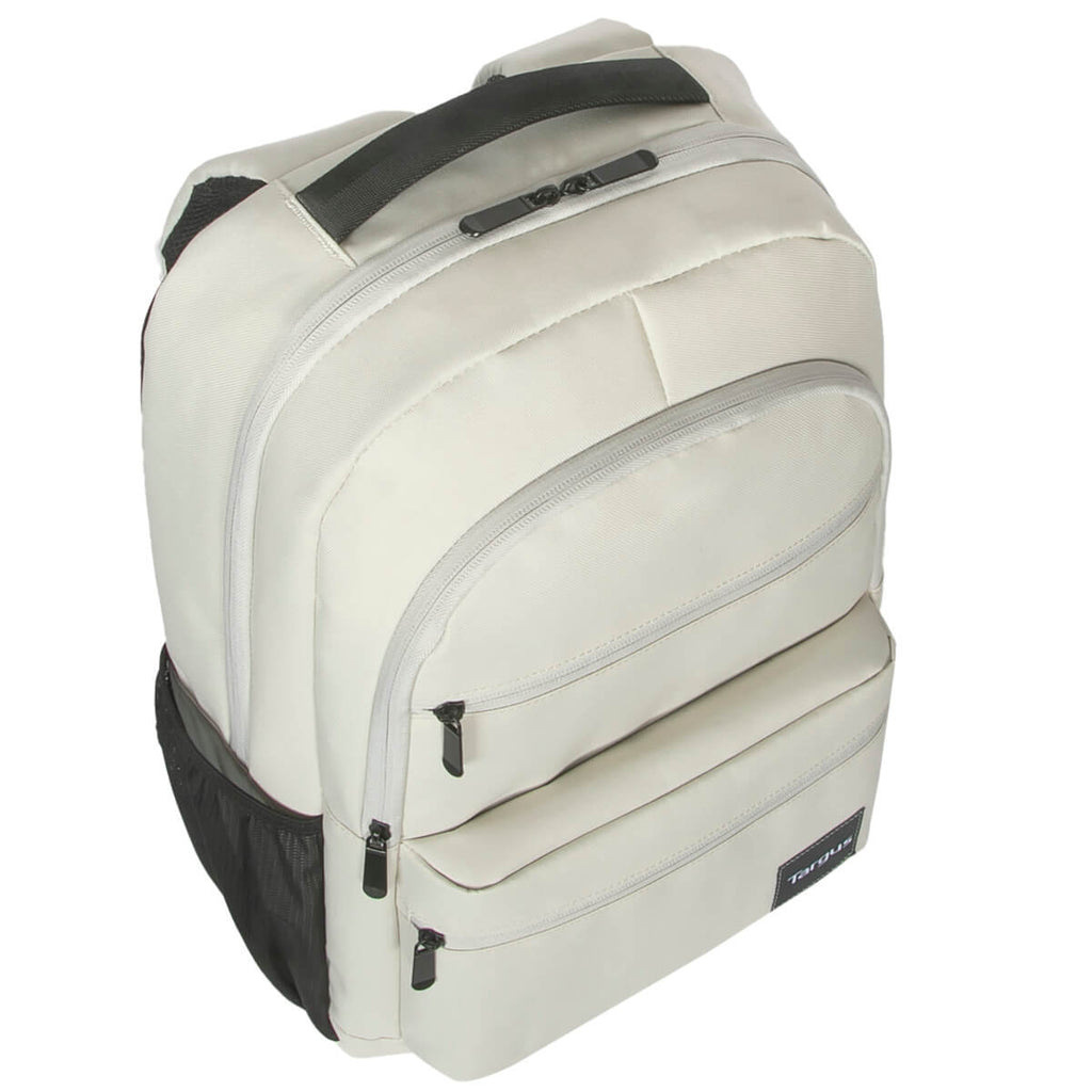 Ein cremefarbener Rucksack mit mehreren Fächern und Reißverschlüssen. Er hat einen schwarzen Griff und eine schwarze Seitentasche. Die Marke ist Targus.