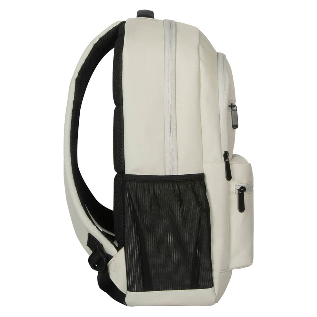 Ein cremefarbener Rucksack mit schwarzer Netztasche, Reißverschlüssen und gepolsterten Trägern. Er steht vor weißem Hintergrund.