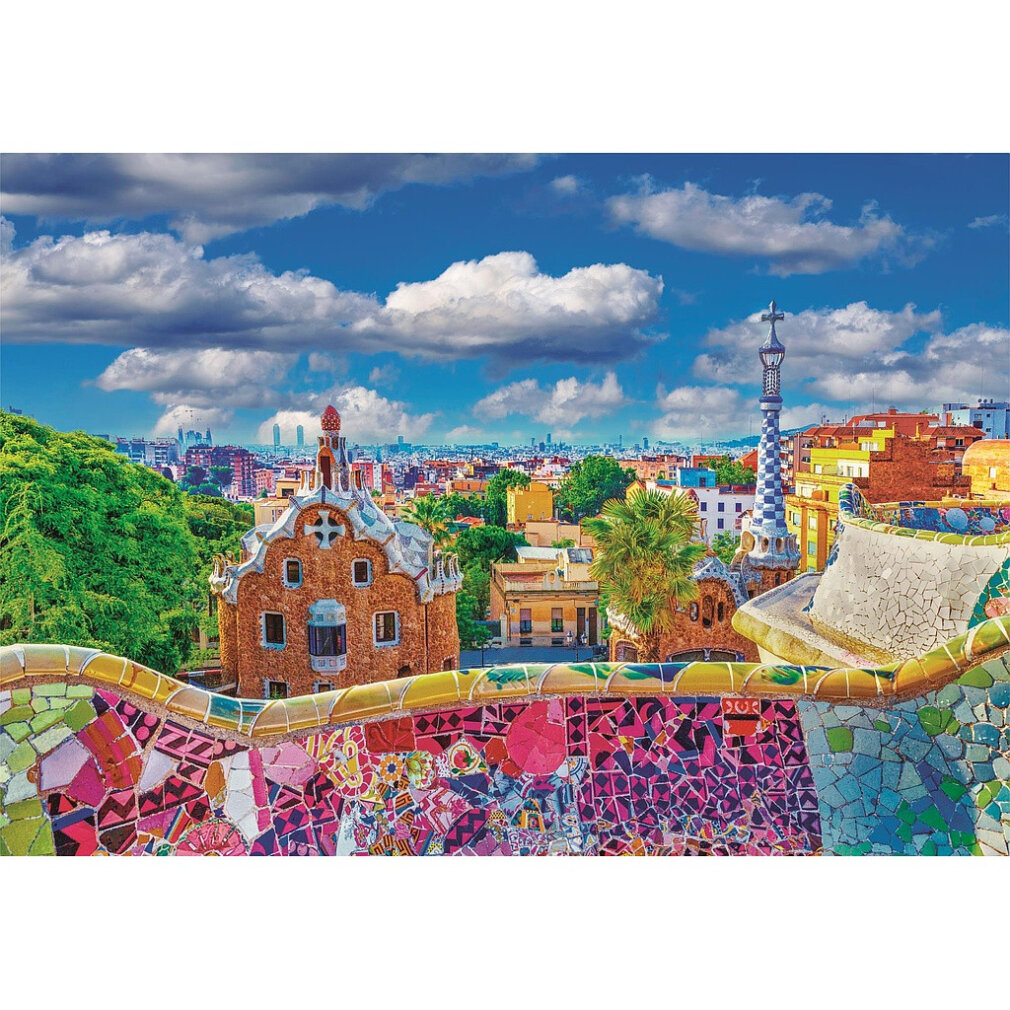 Un paesaggio urbano con edifici colorati, un muro a mosaico e un cielo blu con nuvole. Focus su un edificio unico.