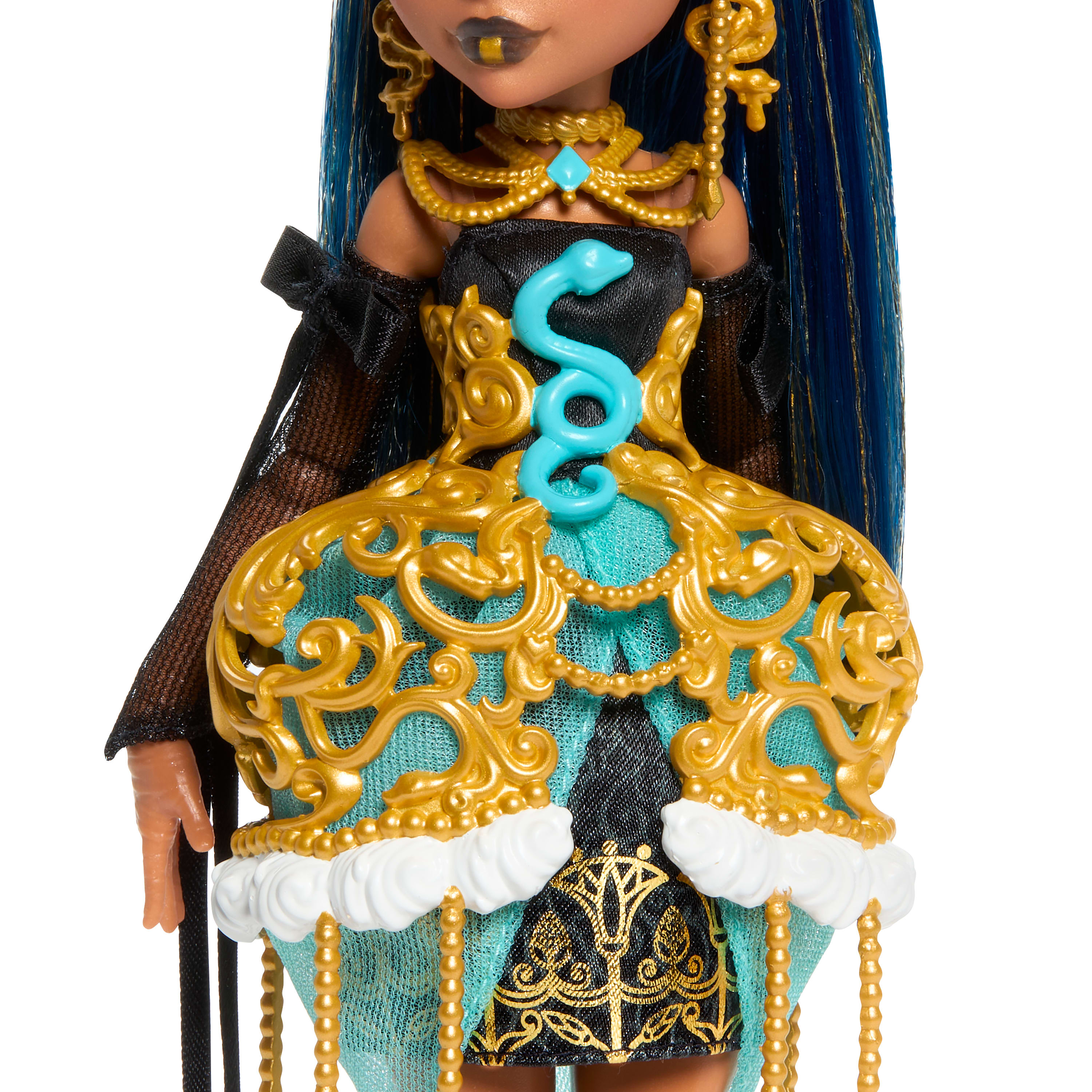Eine Puppe mit blauem Haar und einem gold-türkisfarbenen Kleid. Es hat ein Schlangendesign auf dem Kleid. Schwarze Ärmel.