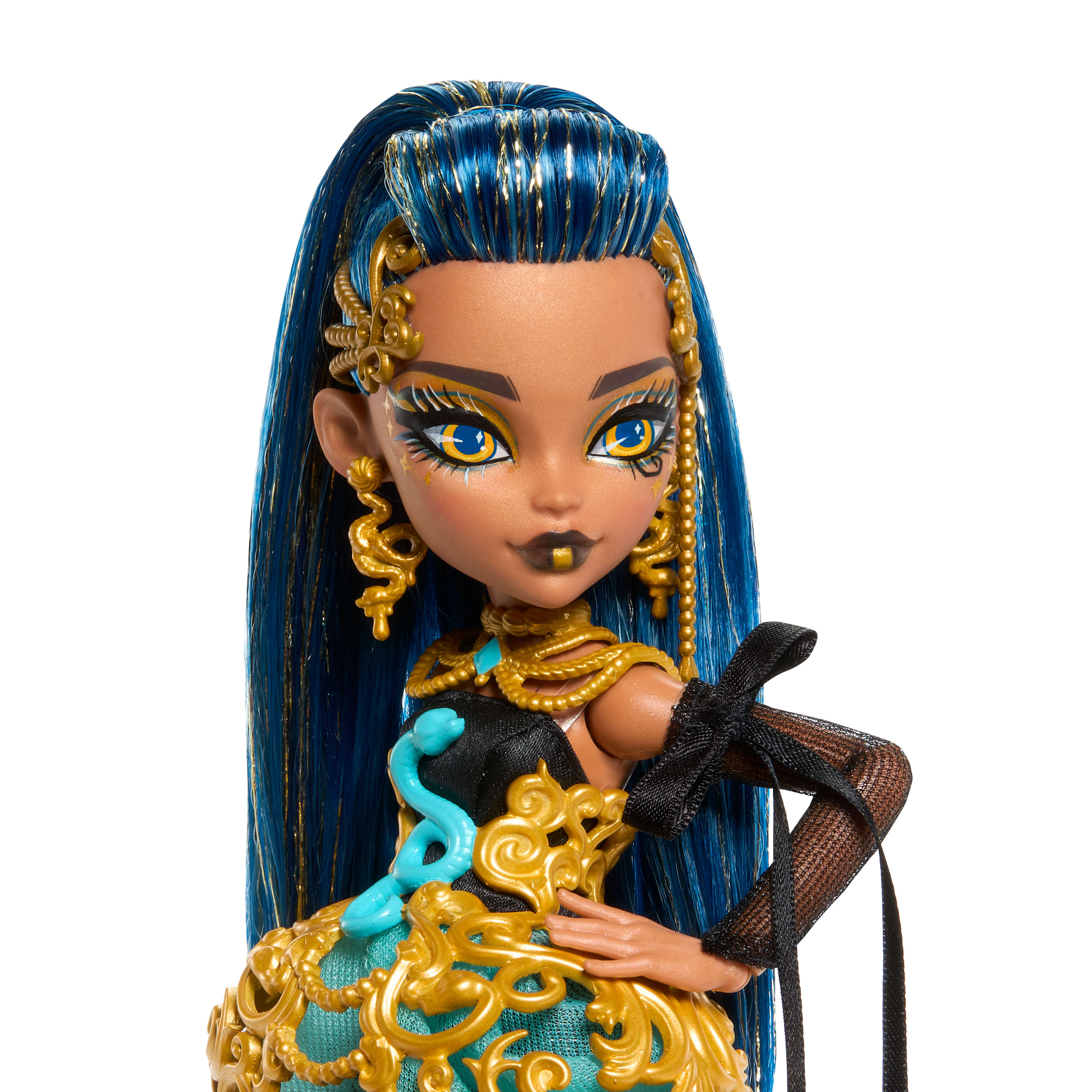 Puppe mit blauem Haar, goldenen Akzenten und einem schwarzen Kleid. Sie hat ein Schlangendetail und ist vor weißem Hintergrund.