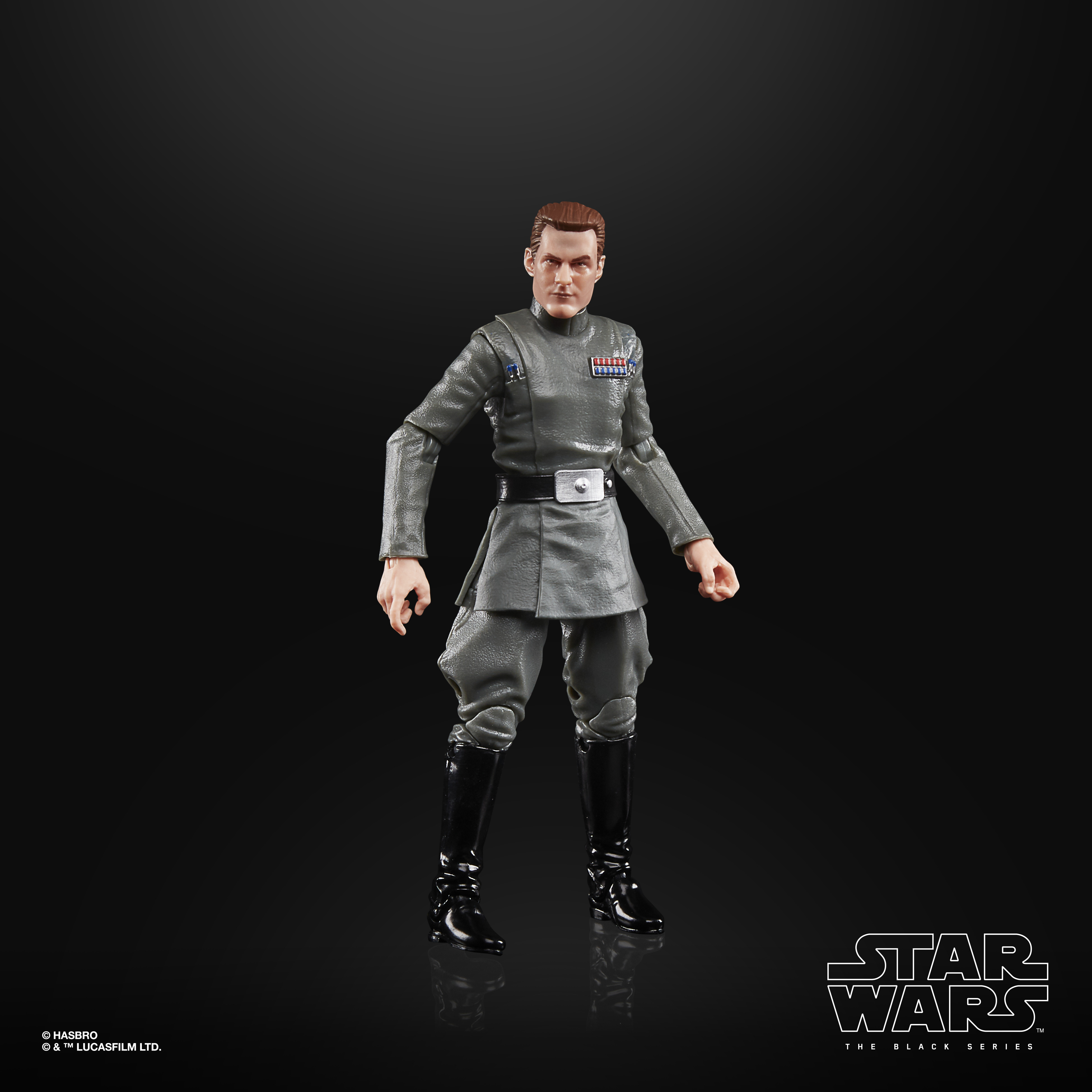 Eine Star Wars-Figur eines imperialen Offiziers in grauer Uniform, die vor einem schwarzen Hintergrund steht. Die Figur hat braunes Haar.