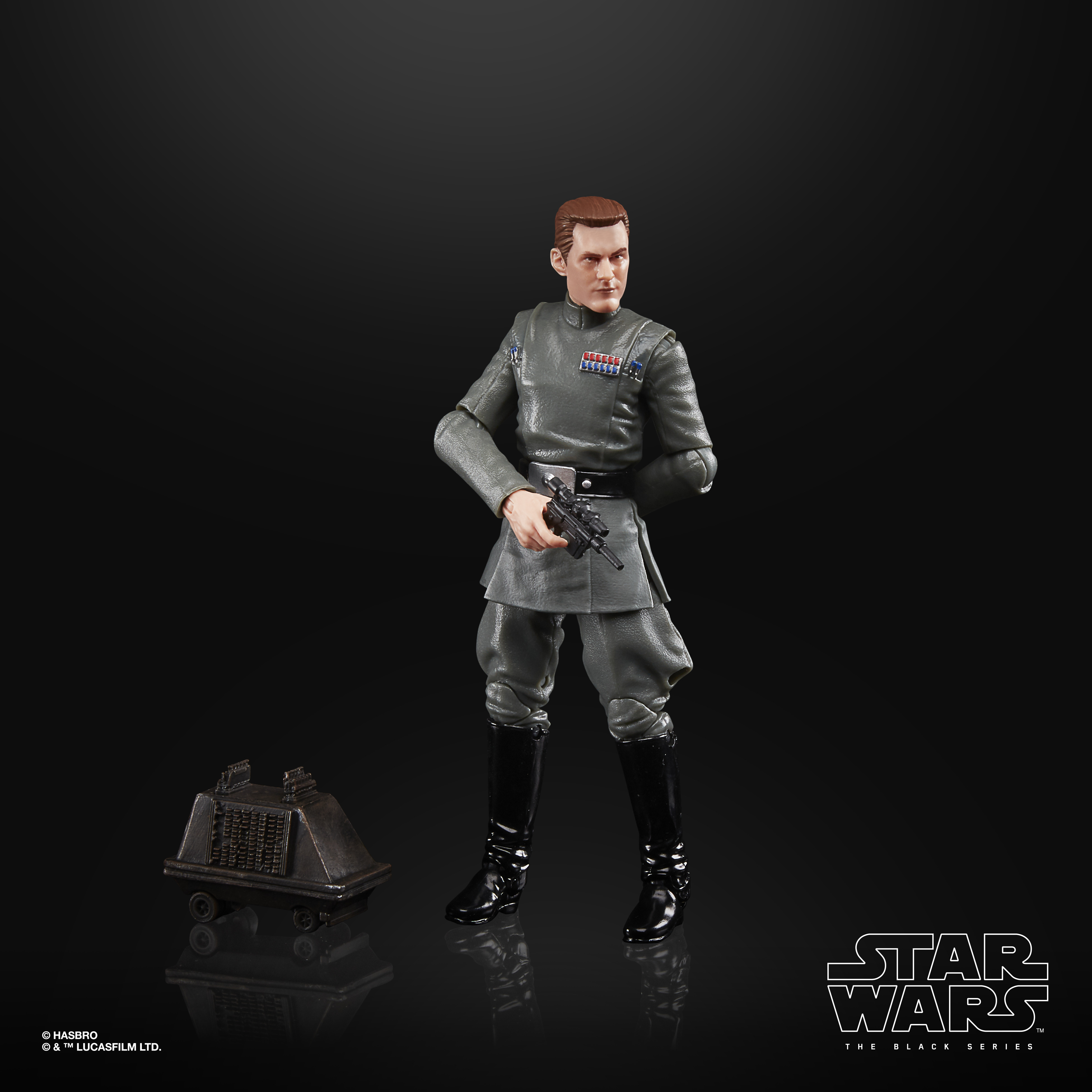 Eine Star Wars-Figur steht und hält einen Blaster. Ein kleiner Droide ist in der Nähe. Der Hintergrund ist schwarz.