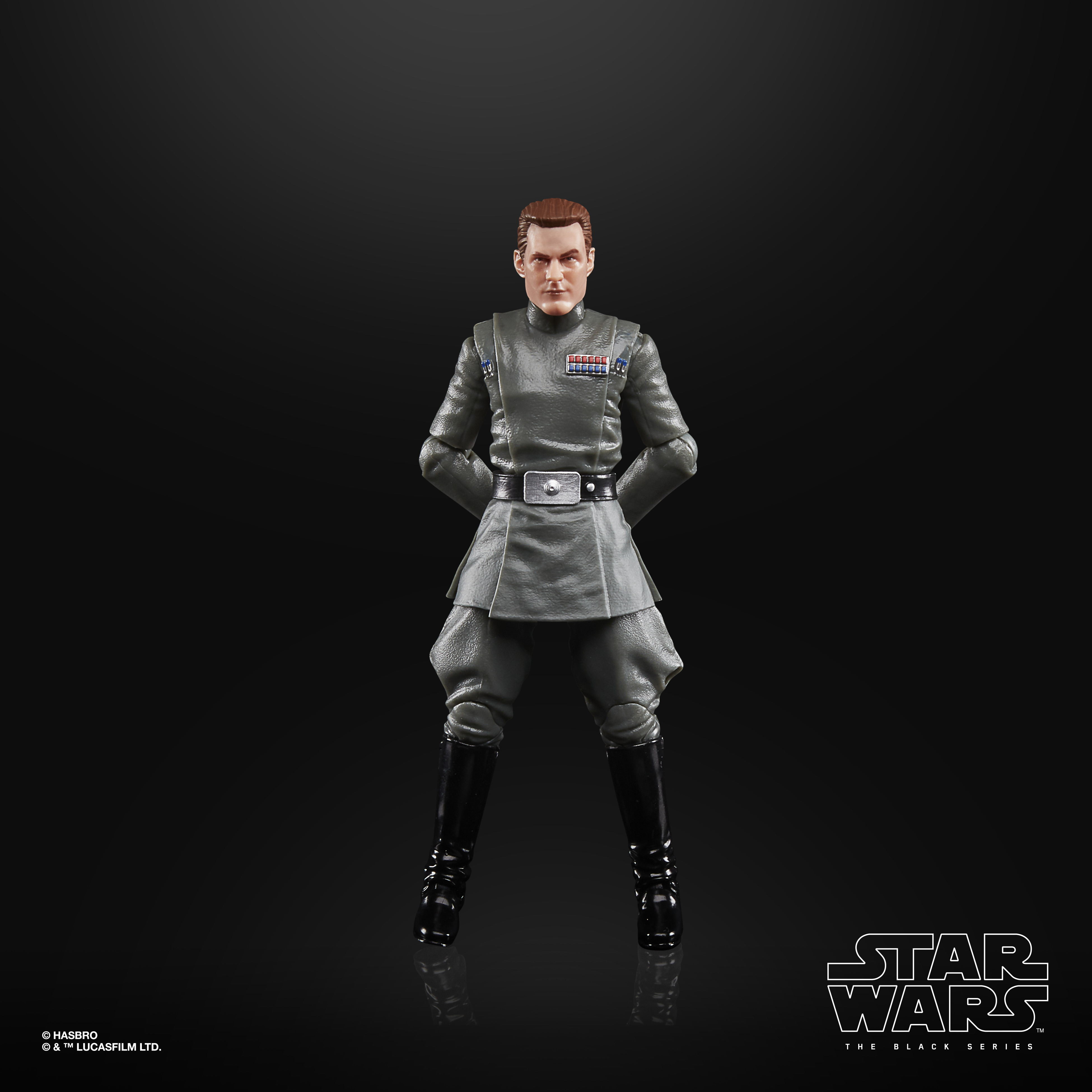 Eine Star Wars-Figur steht. Es ist ein Mann in grauer Uniform mit schwarzen Stiefeln. Der Hintergrund ist schwarz, und das Logo ist sichtbar.