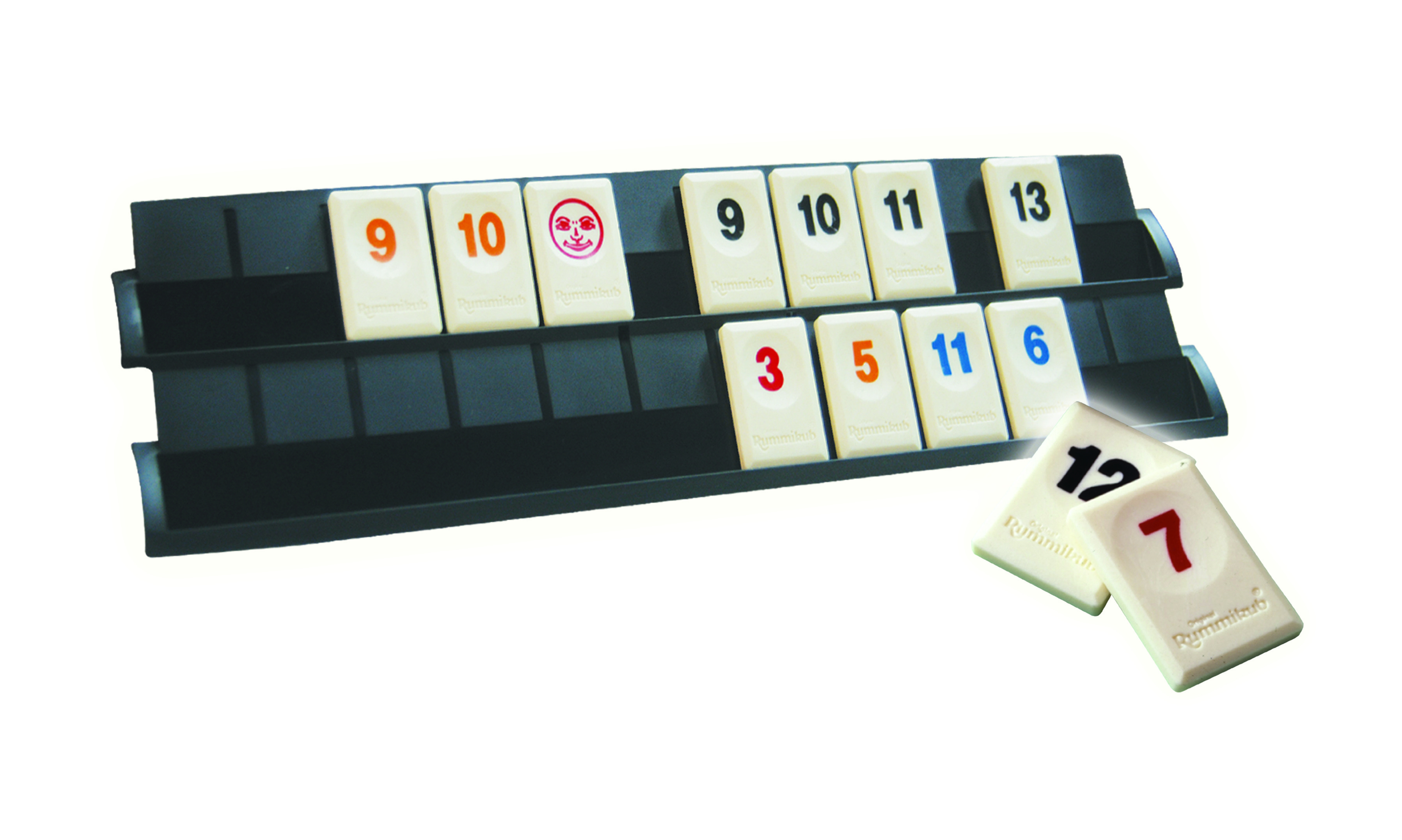 Set di gioco Rummikub con tessere che mostrano numeri e una faccina sorridente. Le tessere sono in un supporto nero. Alcune tessere sono sparse.