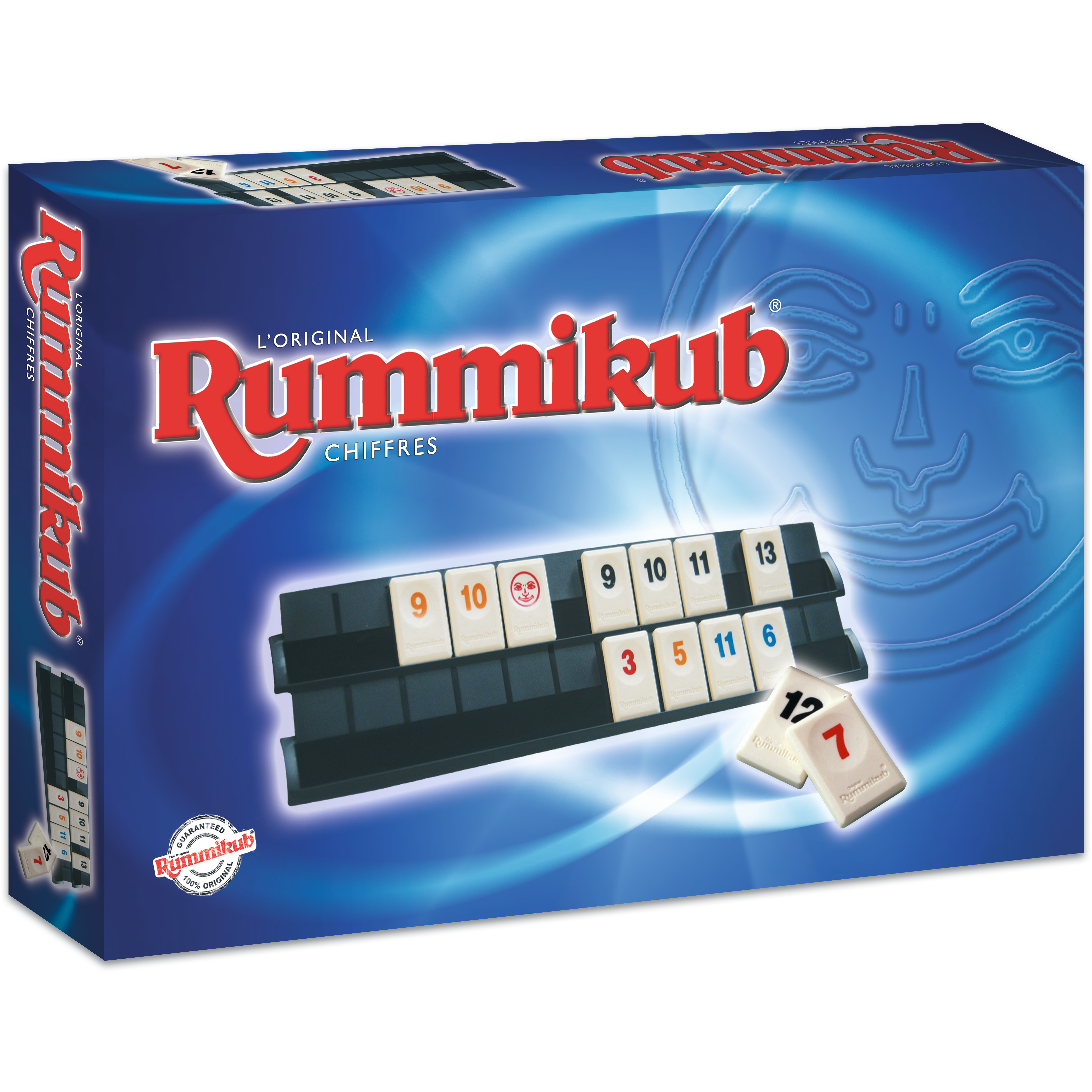 Una scatola di Rummikub con tessere numerate. I numeri sono rossi o arancioni. La scatola è blu con il logo del gioco.