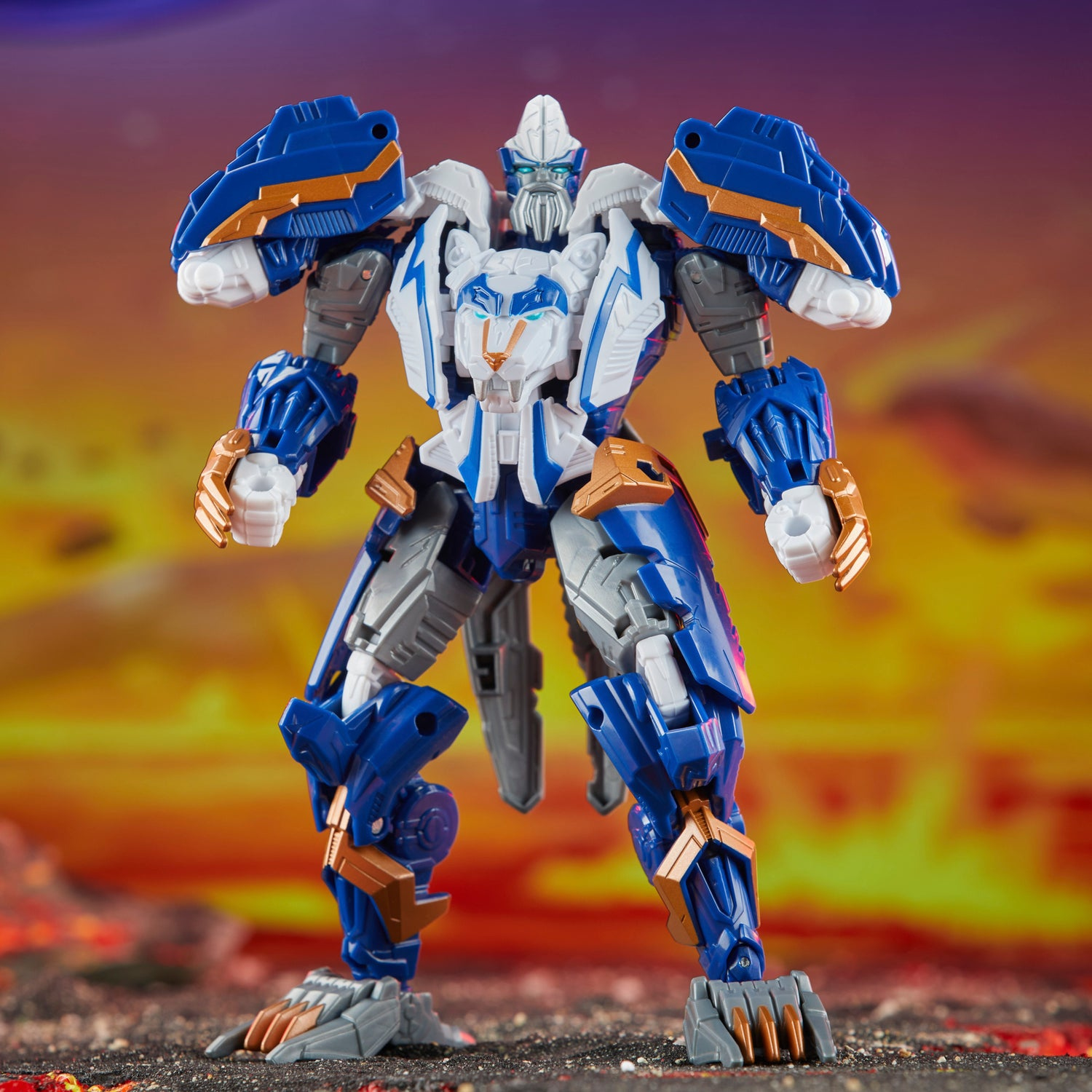 Un giocattolo robot blu e bianco con dettagli dorati è in piedi su una superficie. Lo sfondo è una sfumatura arancione e viola.