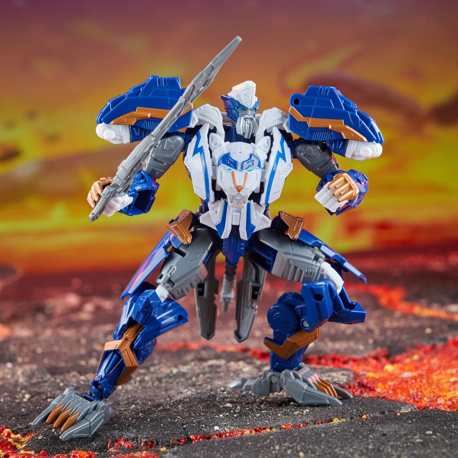 Un giocattolo robot blu e bianco con una spada d'argento è in piedi su una superficie strutturata. Lo sfondo presenta tonalità calde di arancione e rosso.